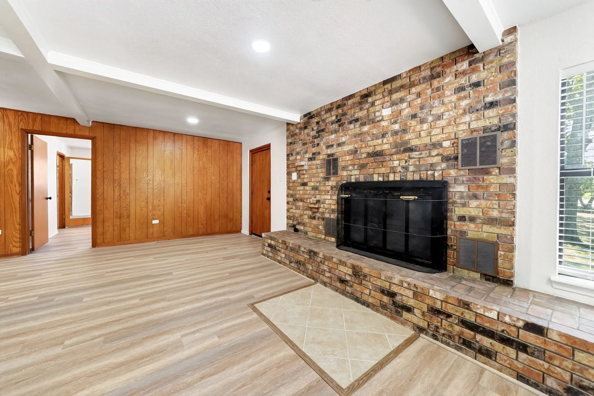 Single Family Residence For Sale in Hunt County , 9458 Lakeland Loop, Quinlan, Texas 75474, 2 Bedroom, 2 Bathroom, Garage spaces, 1,280 Sqft, built in 1983, mls#21379587, Real Estate Agent in Quinlan, Homes For Sale in Hunt county, Homes For Sale in Quinlan, Realtor in Quinlan Texas, Real Estate Brokerage Independent Realty Texas, Luminita Cordes Realtor