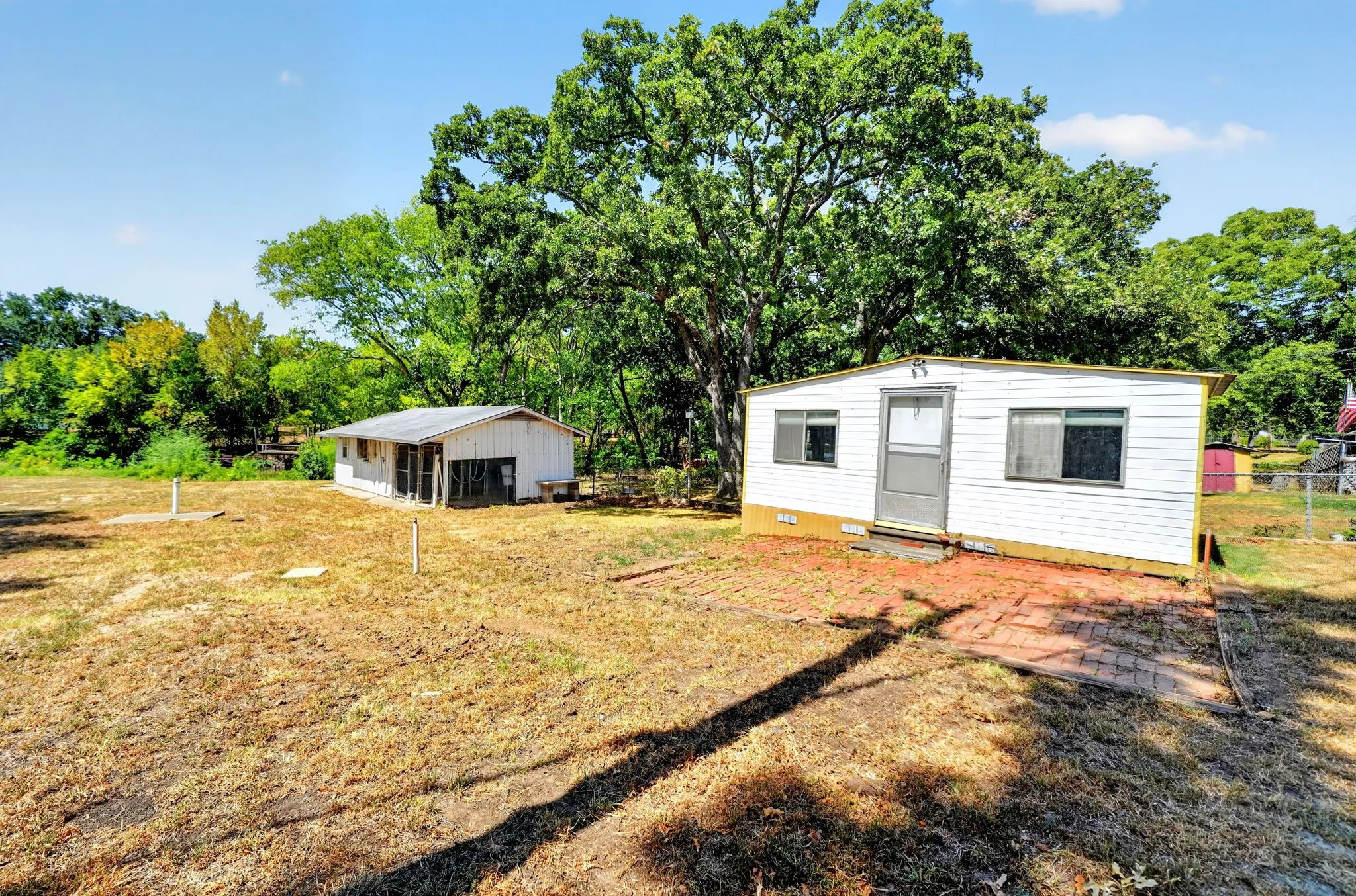 Single Family Residence For Sale in Hunt County , 9458 Lakeland Loop, Quinlan, Texas 75474, 2 Bedroom, 2 Bathroom, Garage spaces, 1,280 Sqft, built in 1983, mls#21379587, Real Estate Agent in Quinlan, Homes For Sale in Hunt county, Homes For Sale in Quinlan, Realtor in Quinlan Texas, Real Estate Brokerage Independent Realty Texas, Luminita Cordes Realtor