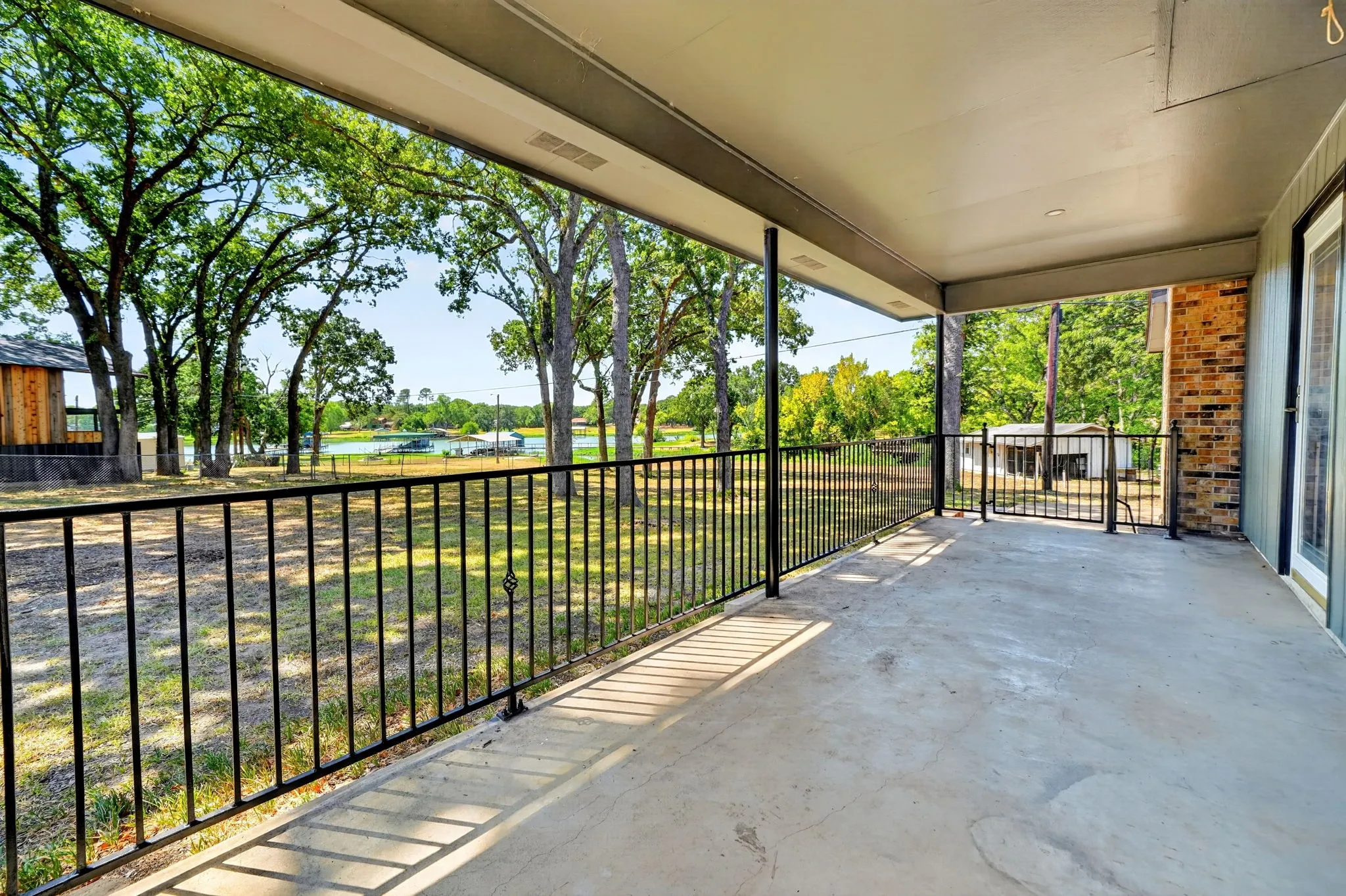 Single Family Residence For Sale in Hunt County , 9458 Lakeland Loop, Quinlan, Texas 75474, 2 Bedroom, 2 Bathroom, Garage spaces, 1,280 Sqft, built in 1983, mls#21379587, Real Estate Agent in Quinlan, Homes For Sale in Hunt county, Homes For Sale in Quinlan, Realtor in Quinlan Texas, Real Estate Brokerage Independent Realty Texas, Luminita Cordes Realtor