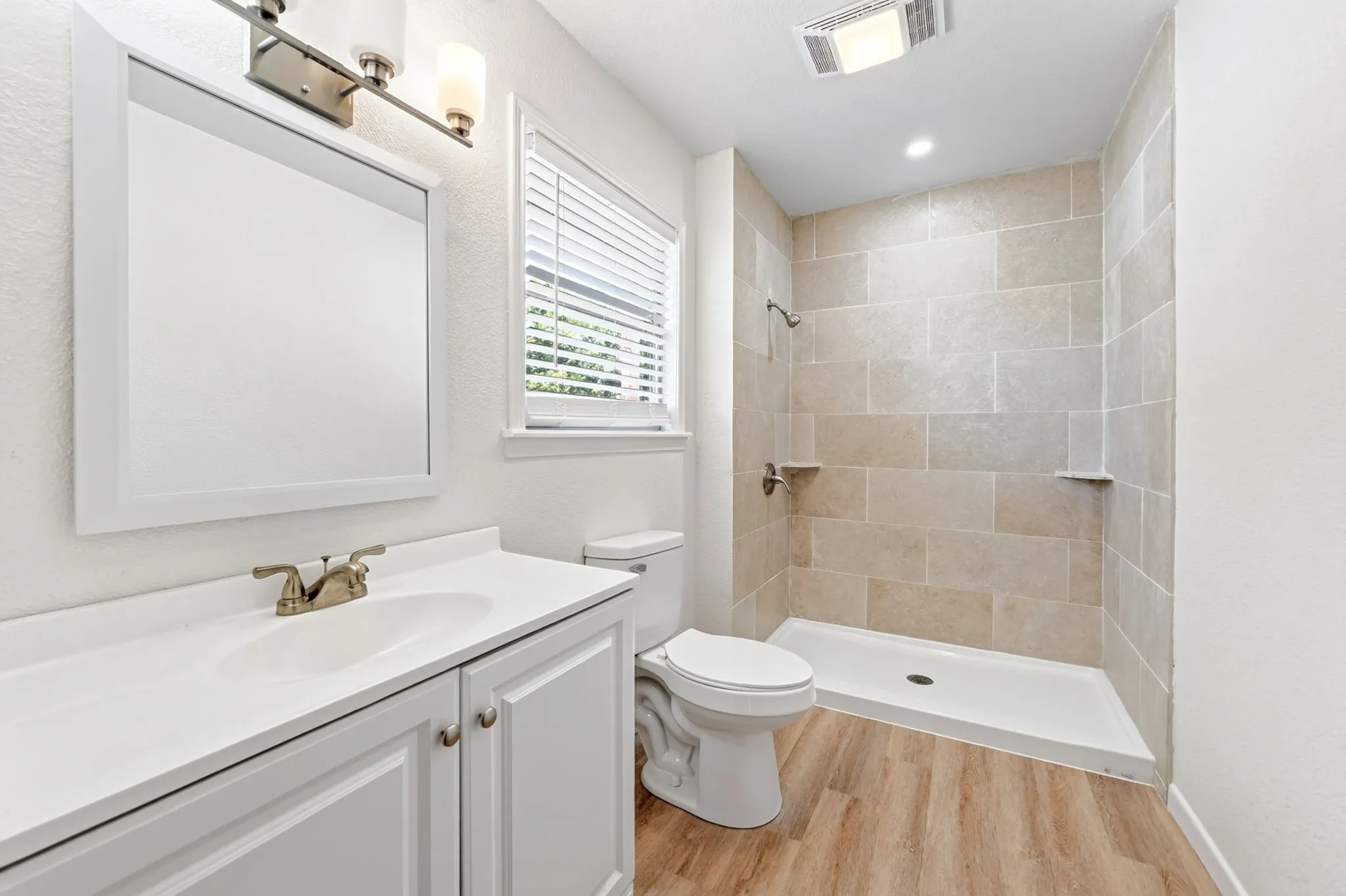 Single Family Residence For Sale in Hunt County , 9458 Lakeland Loop, Quinlan, Texas 75474, 2 Bedroom, 2 Bathroom, Garage spaces, 1,280 Sqft, built in 1983, mls#21379587, Real Estate Agent in Quinlan, Homes For Sale in Hunt county, Homes For Sale in Quinlan, Realtor in Quinlan Texas, Real Estate Brokerage Independent Realty Texas, Luminita Cordes Realtor