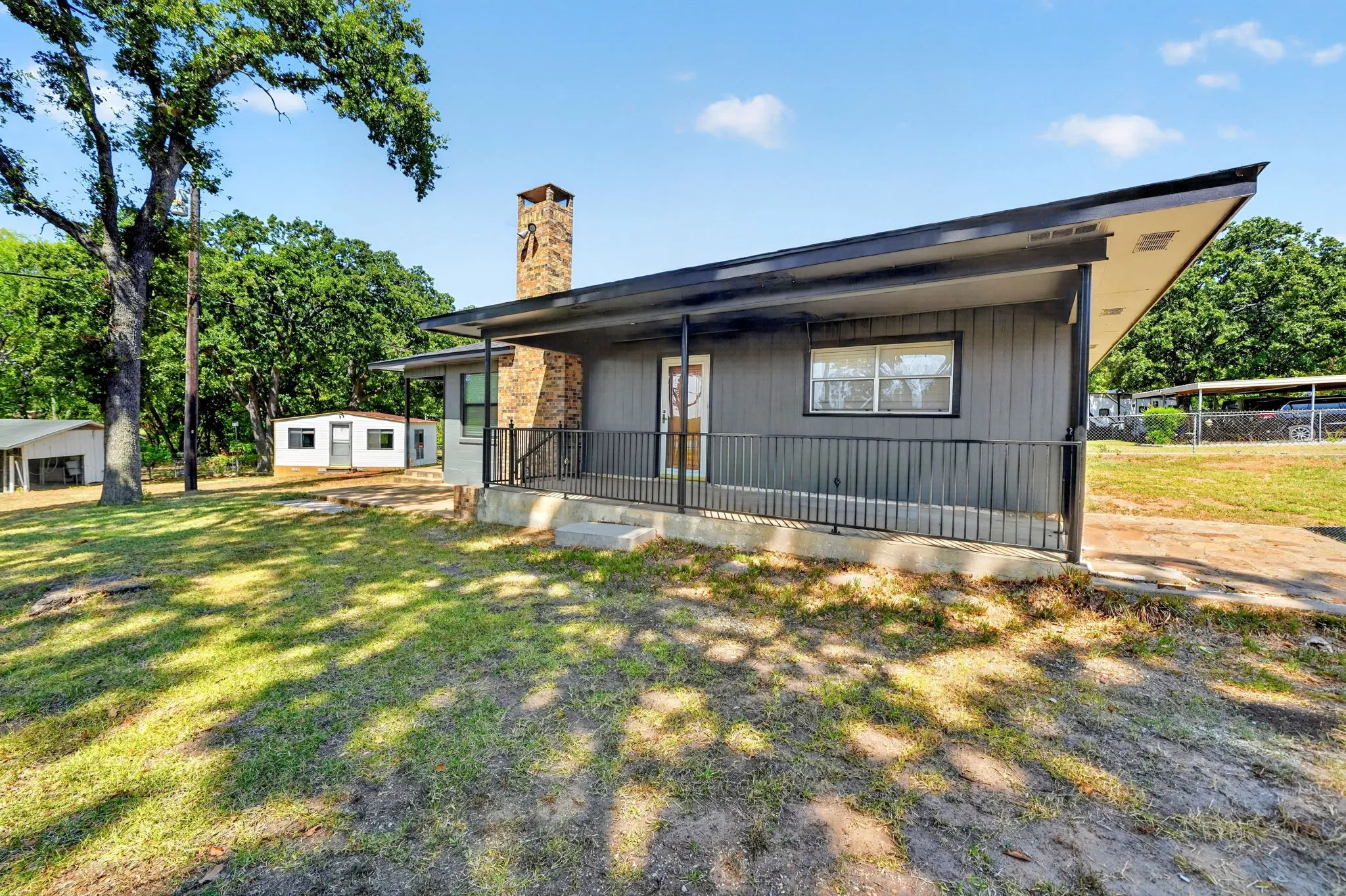 Single Family Residence For Sale in Hunt County , 9458 Lakeland Loop, Quinlan, Texas 75474, 2 Bedroom, 2 Bathroom, Garage spaces, 1,280 Sqft, built in 1983, mls#21379587, Real Estate Agent in Quinlan, Homes For Sale in Hunt county, Homes For Sale in Quinlan, Realtor in Quinlan Texas, Real Estate Brokerage Independent Realty Texas, Luminita Cordes Realtor
