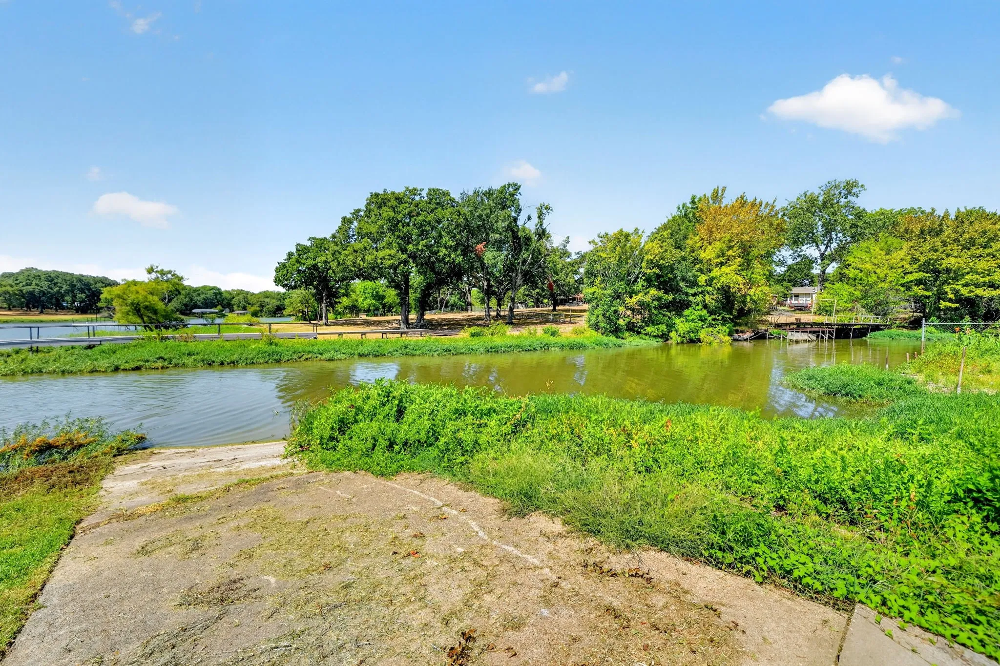 Single Family Residence For Sale in Hunt County , 9466 Lakeland Loop, Quinlan, Texas 75474, 2 Bedroom, 1 Bathroom, Garage spaces, 1,040 Sqft, built in 1977, mls#21379941, Real Estate Agent in Quinlan, Homes For Sale in Hunt county, Homes For Sale in Quinlan, Realtor in Quinlan Texas, Real Estate Brokerage Independent Realty Texas, Luminita Cordes Realtor