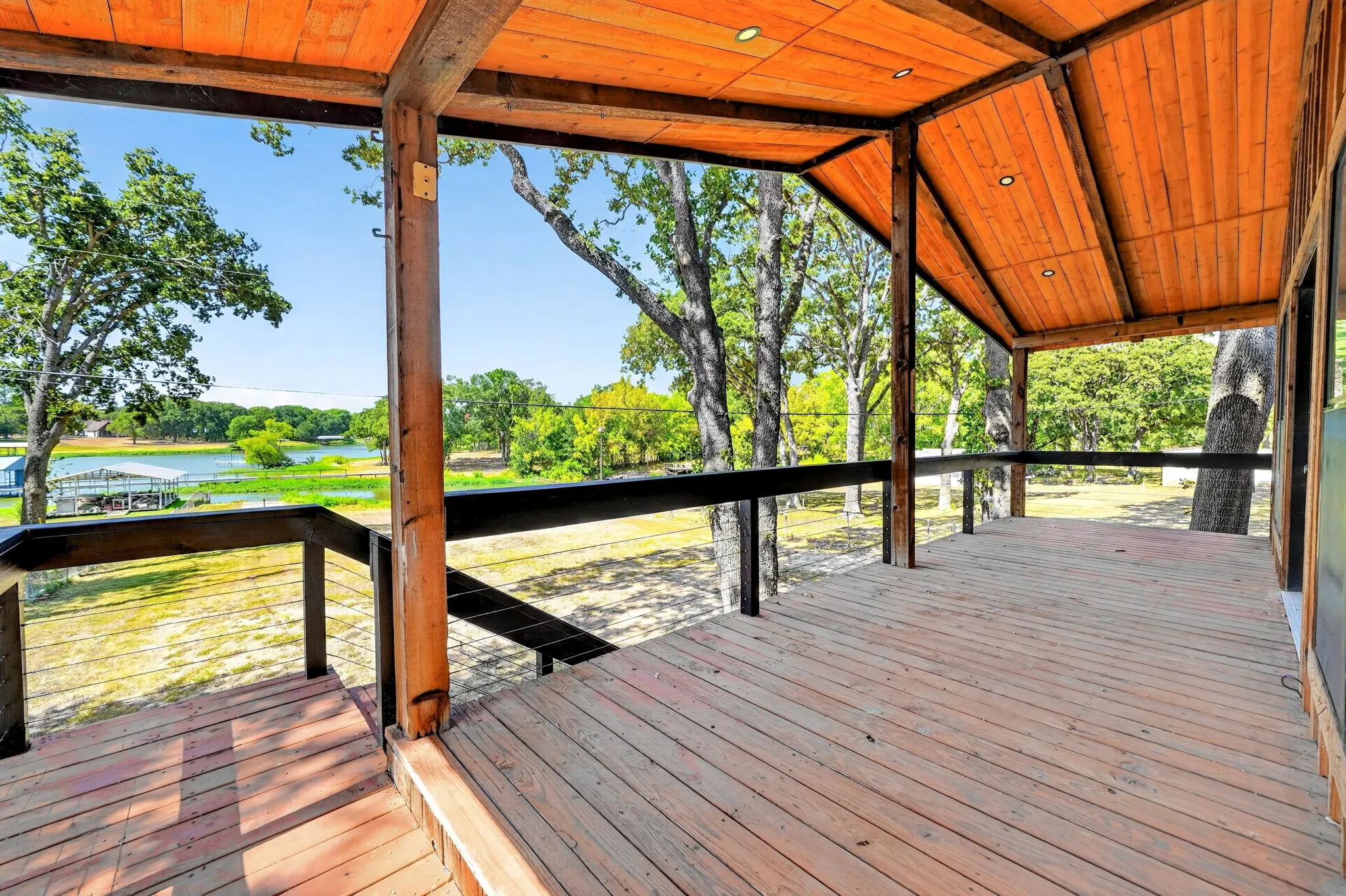 Single Family Residence For Sale in Hunt County , 9466 Lakeland Loop, Quinlan, Texas 75474, 2 Bedroom, 1 Bathroom, Garage spaces, 1,040 Sqft, built in 1977, mls#21379941, Real Estate Agent in Quinlan, Homes For Sale in Hunt county, Homes For Sale in Quinlan, Realtor in Quinlan Texas, Real Estate Brokerage Independent Realty Texas, Luminita Cordes Realtor