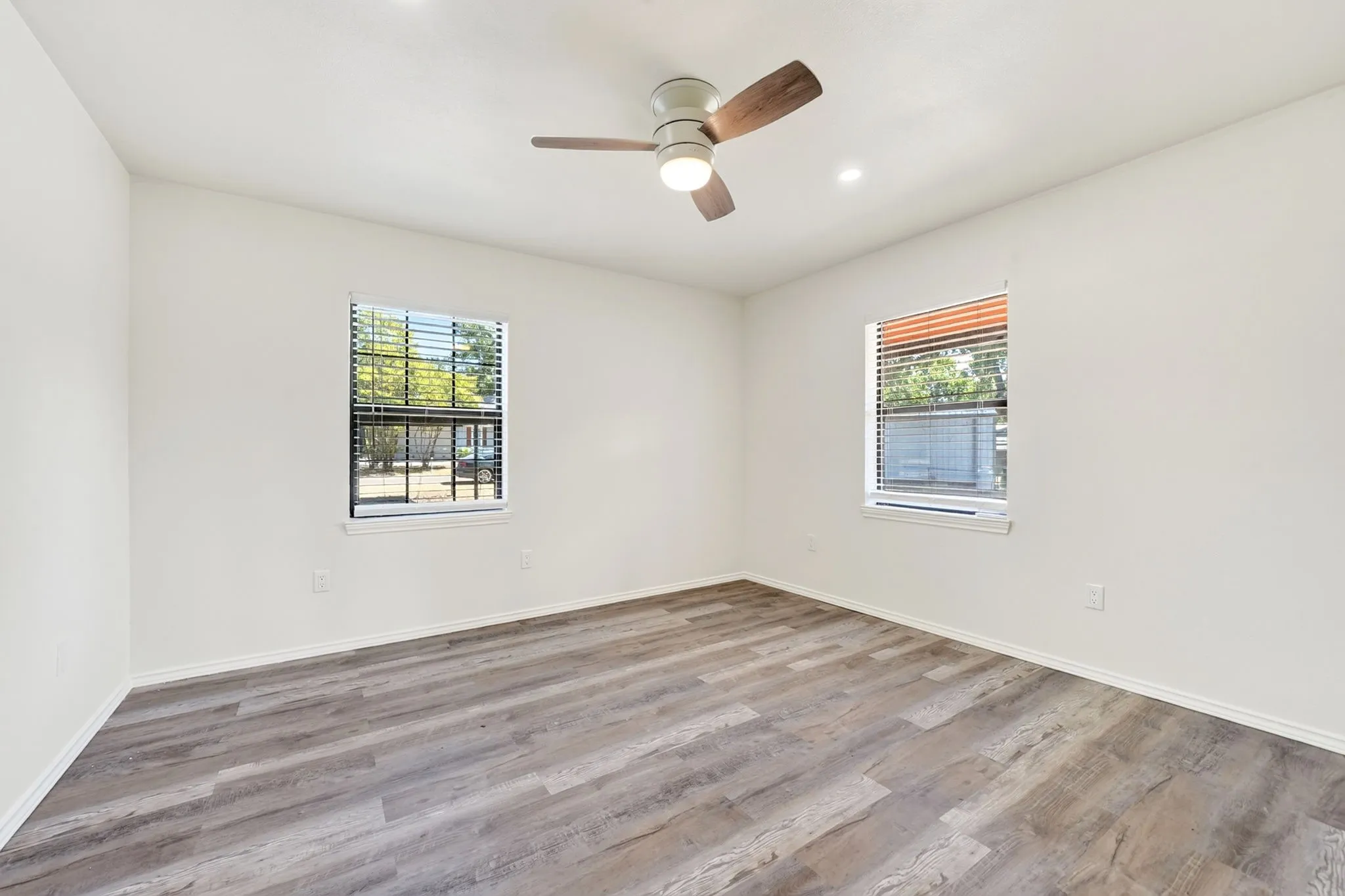 Single Family Residence For Sale in Hunt County , 9466 Lakeland Loop, Quinlan, Texas 75474, 2 Bedroom, 1 Bathroom, Garage spaces, 1,040 Sqft, built in 1977, mls#21379941, Real Estate Agent in Quinlan, Homes For Sale in Hunt county, Homes For Sale in Quinlan, Realtor in Quinlan Texas, Real Estate Brokerage Independent Realty Texas, Luminita Cordes Realtor