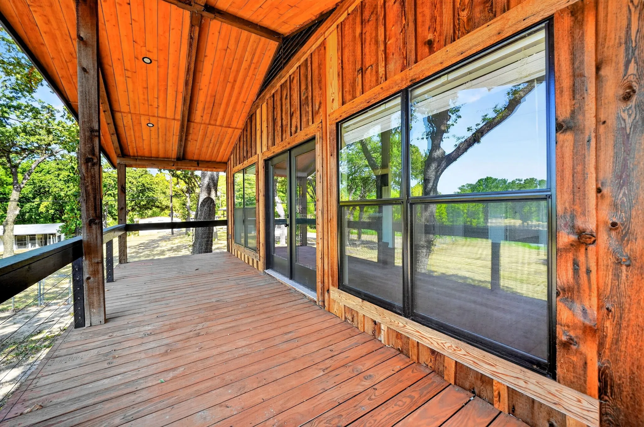 Single Family Residence For Sale in Hunt County , 9466 Lakeland Loop, Quinlan, Texas 75474, 2 Bedroom, 1 Bathroom, Garage spaces, 1,040 Sqft, built in 1977, mls#21379941, Real Estate Agent in Quinlan, Homes For Sale in Hunt county, Homes For Sale in Quinlan, Realtor in Quinlan Texas, Real Estate Brokerage Independent Realty Texas, Luminita Cordes Realtor