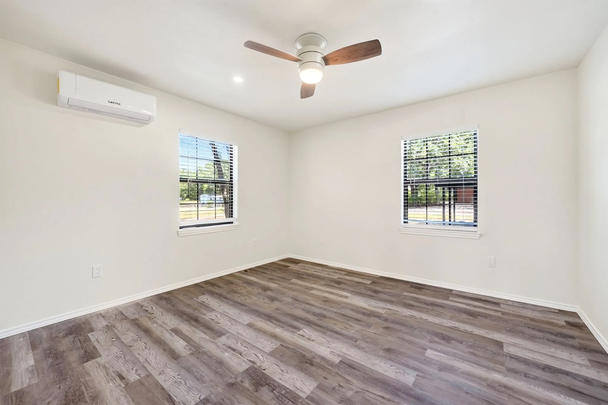 Single Family Residence For Sale in Hunt County , 9466 Lakeland Loop, Quinlan, Texas 75474, 2 Bedroom, 1 Bathroom, Garage spaces, 1,040 Sqft, built in 1977, mls#21379941, Real Estate Agent in Quinlan, Homes For Sale in Hunt county, Homes For Sale in Quinlan, Realtor in Quinlan Texas, Real Estate Brokerage Independent Realty Texas, Luminita Cordes Realtor