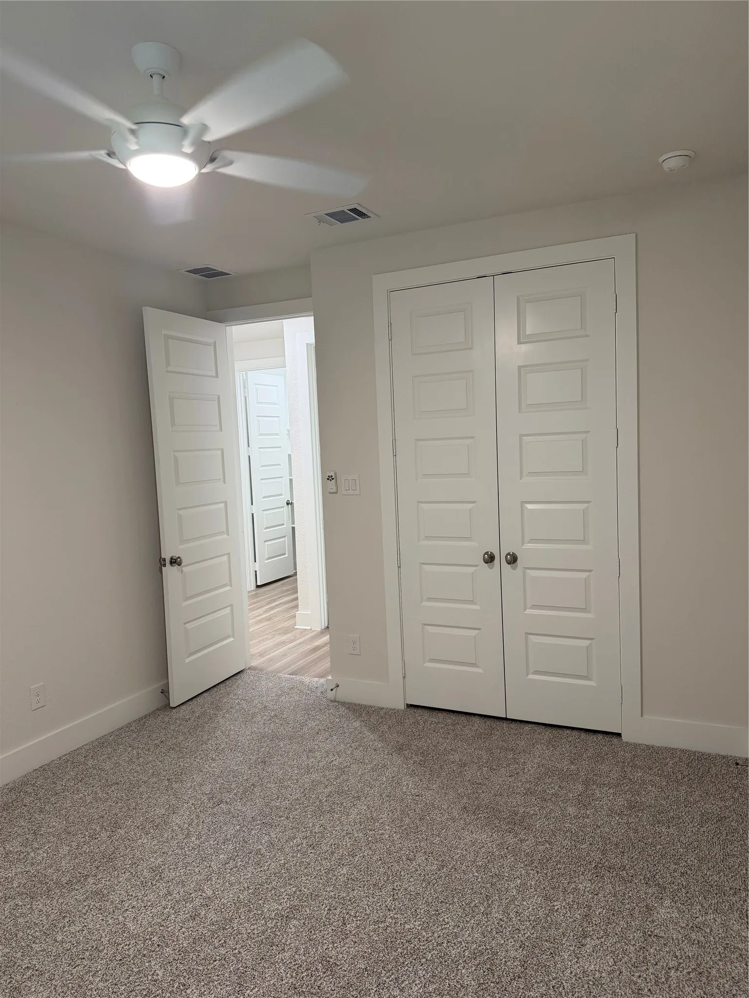 Ceiling fan with integrated lighting