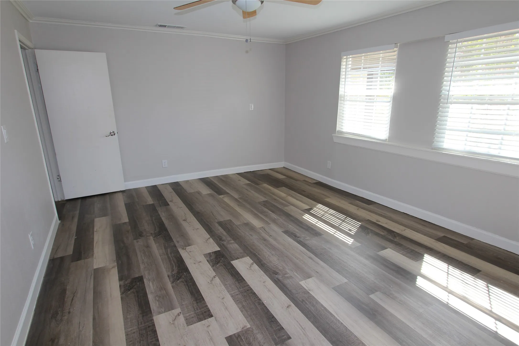 Single Family Residence For Sale in Tarrant County , 1103 Bryant Street, Benbrook, Texas 76126, 4 Bedroom, 2 Bathroom, 2 Garage spaces, 1,948 Sqft, built in 1959, mls#21379951, Real Estate Agent in Benbrook, Homes For Sale in Tarrant county, Homes For Sale in Benbrook, Realtor in Benbrook Texas, Real Estate Brokerage Independent Realty Texas, Luminita Cordes Realtor