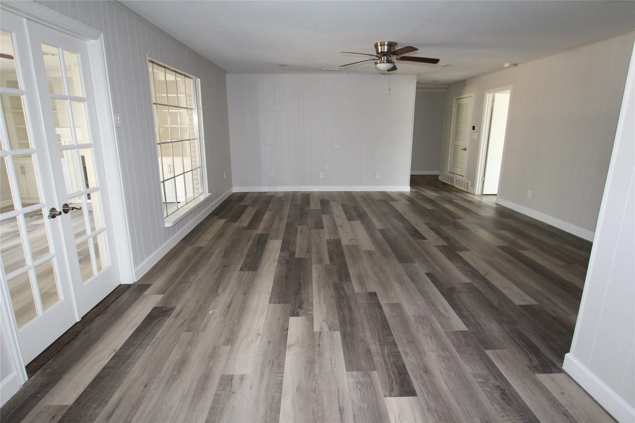 Single Family Residence For Sale in Tarrant County , 1103 Bryant Street, Benbrook, Texas 76126, 4 Bedroom, 2 Bathroom, 2 Garage spaces, 1,948 Sqft, built in 1959, mls#21379951, Real Estate Agent in Benbrook, Homes For Sale in Tarrant county, Homes For Sale in Benbrook, Realtor in Benbrook Texas, Real Estate Brokerage Independent Realty Texas, Luminita Cordes Realtor