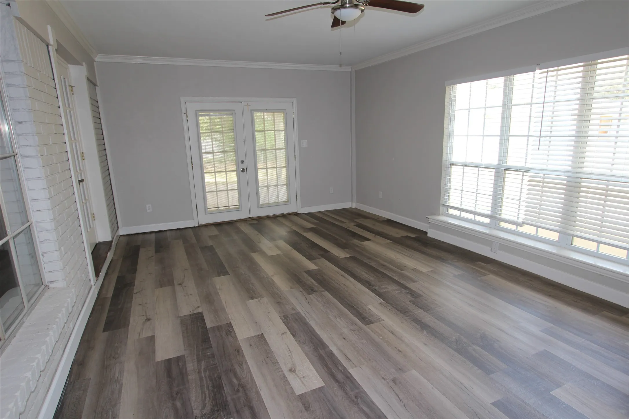 Single Family Residence For Sale in Tarrant County , 1103 Bryant Street, Benbrook, Texas 76126, 4 Bedroom, 2 Bathroom, 2 Garage spaces, 1,948 Sqft, built in 1959, mls#21379951, Real Estate Agent in Benbrook, Homes For Sale in Tarrant county, Homes For Sale in Benbrook, Realtor in Benbrook Texas, Real Estate Brokerage Independent Realty Texas, Luminita Cordes Realtor