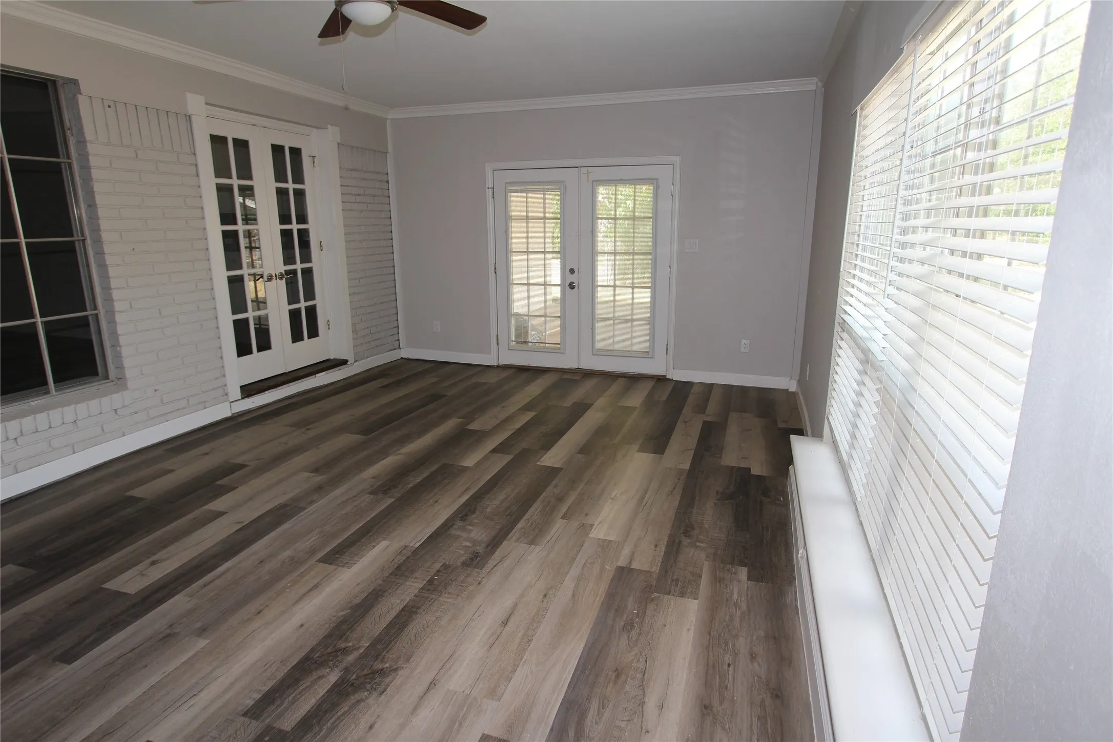 Single Family Residence For Sale in Tarrant County , 1103 Bryant Street, Benbrook, Texas 76126, 4 Bedroom, 2 Bathroom, 2 Garage spaces, 1,948 Sqft, built in 1959, mls#21379951, Real Estate Agent in Benbrook, Homes For Sale in Tarrant county, Homes For Sale in Benbrook, Realtor in Benbrook Texas, Real Estate Brokerage Independent Realty Texas, Luminita Cordes Realtor