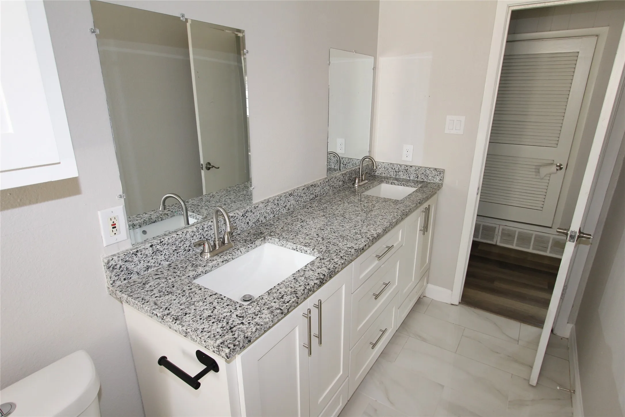 Single Family Residence For Sale in Tarrant County , 1103 Bryant Street, Benbrook, Texas 76126, 4 Bedroom, 2 Bathroom, 2 Garage spaces, 1,948 Sqft, built in 1959, mls#21379951, Real Estate Agent in Benbrook, Homes For Sale in Tarrant county, Homes For Sale in Benbrook, Realtor in Benbrook Texas, Real Estate Brokerage Independent Realty Texas, Luminita Cordes Realtor