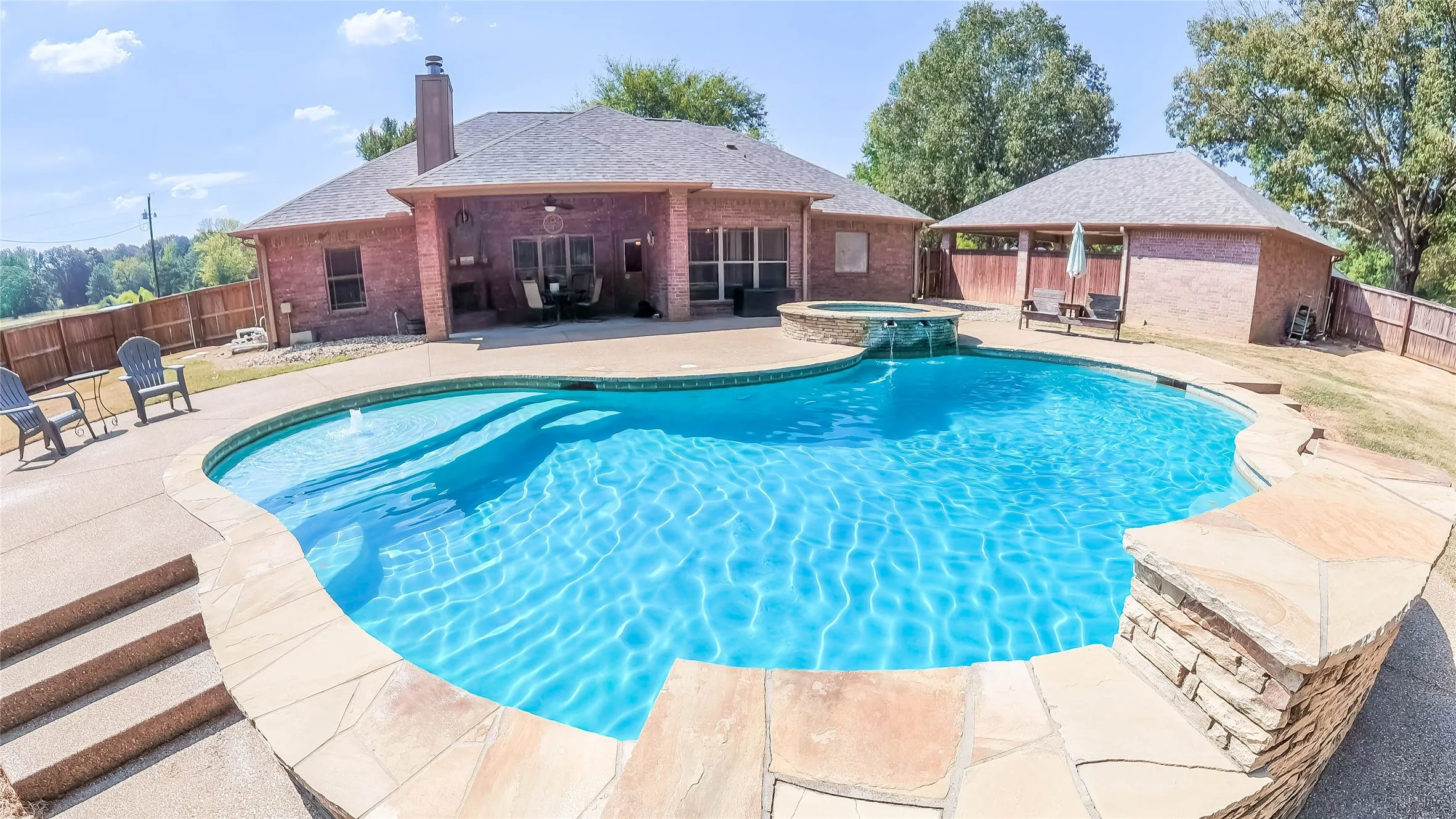 Single Family Residence For Sale in Harrison County , 135 Pond Drive, Marshall, Texas 75672, 3 Bedroom, 3 Bathroom, 2 Garage spaces, 1,862 Sqft, built in 2010, mls#21376887, Real Estate Agent in Marshall, Homes For Sale in Harrison county, Homes For Sale in Marshall, Realtor in Marshall Texas, Real Estate Brokerage Independent Realty Texas, Luminita Cordes Realtor