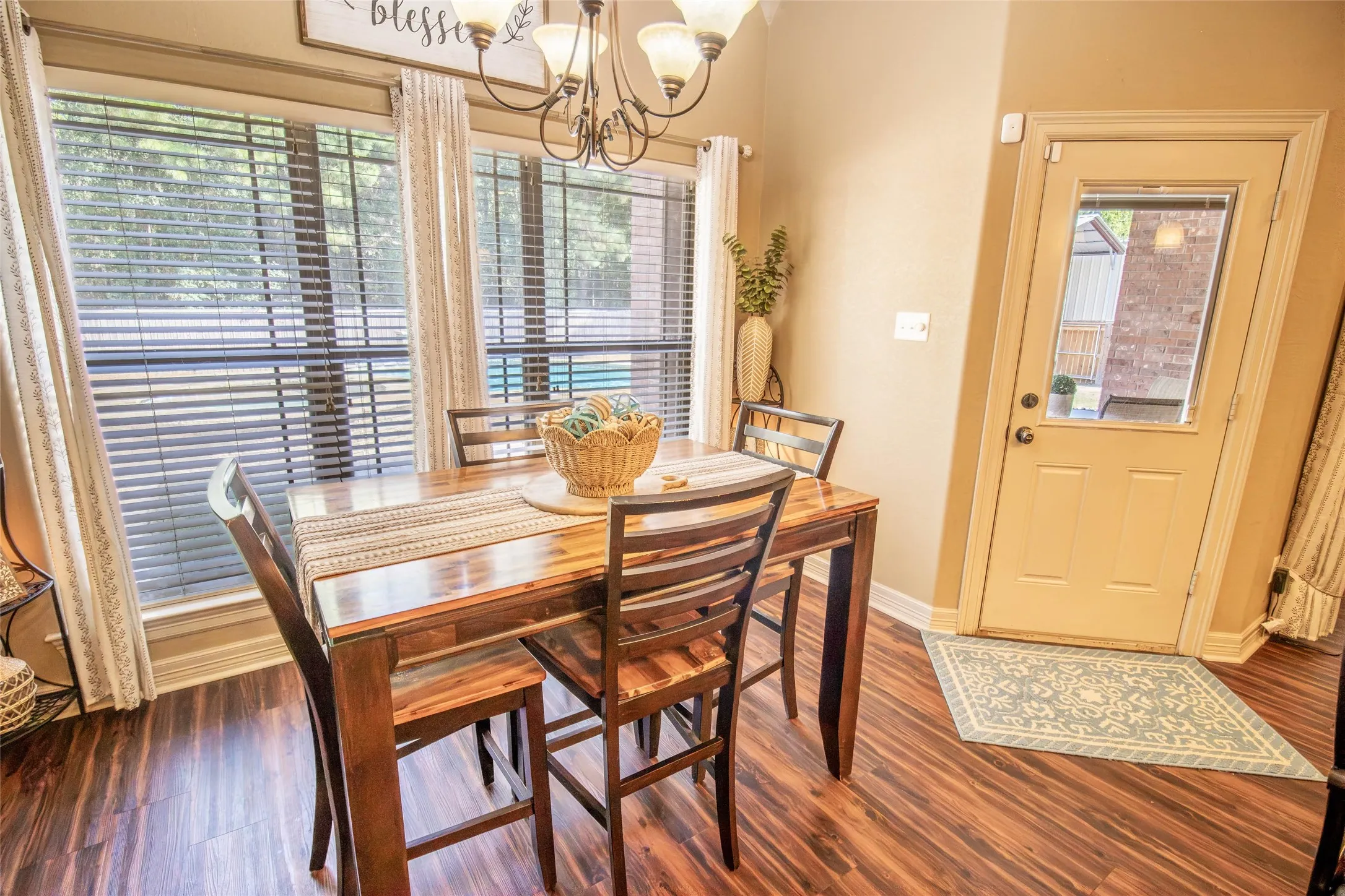 Single Family Residence For Sale in Harrison County , 135 Pond Drive, Marshall, Texas 75672, 3 Bedroom, 3 Bathroom, 2 Garage spaces, 1,862 Sqft, built in 2010, mls#21376887, Real Estate Agent in Marshall, Homes For Sale in Harrison county, Homes For Sale in Marshall, Realtor in Marshall Texas, Real Estate Brokerage Independent Realty Texas, Luminita Cordes Realtor