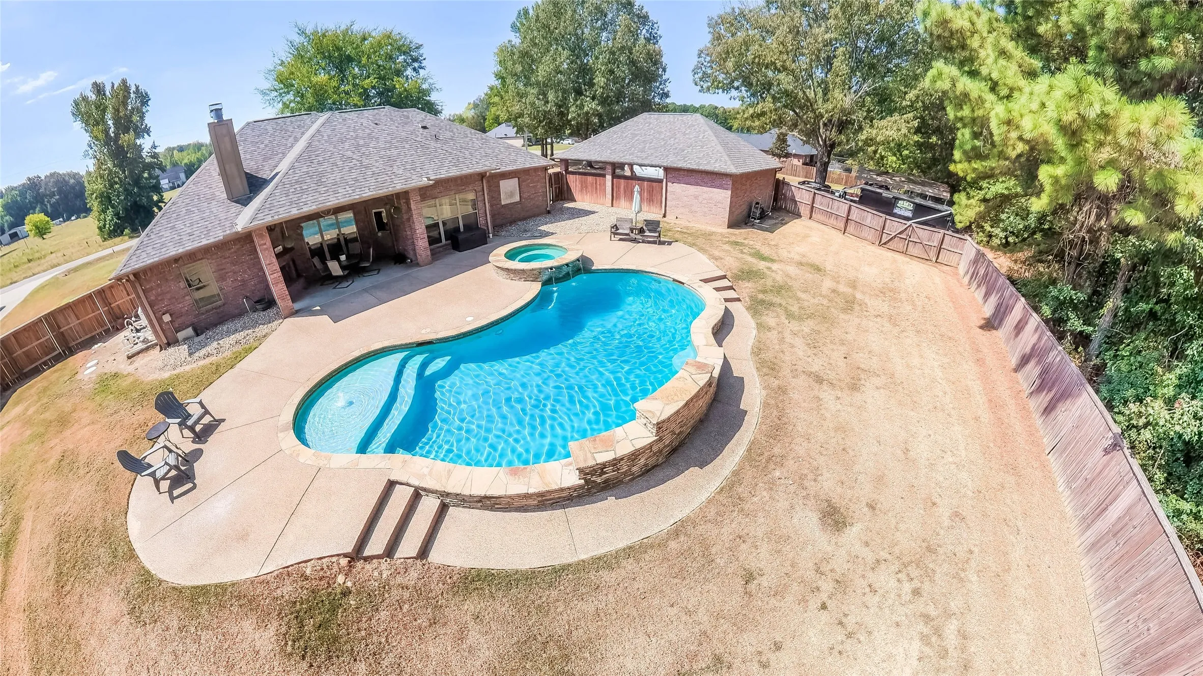 Single Family Residence For Sale in Harrison County , 135 Pond Drive, Marshall, Texas 75672, 3 Bedroom, 3 Bathroom, 2 Garage spaces, 1,862 Sqft, built in 2010, mls#21376887, Real Estate Agent in Marshall, Homes For Sale in Harrison county, Homes For Sale in Marshall, Realtor in Marshall Texas, Real Estate Brokerage Independent Realty Texas, Luminita Cordes Realtor