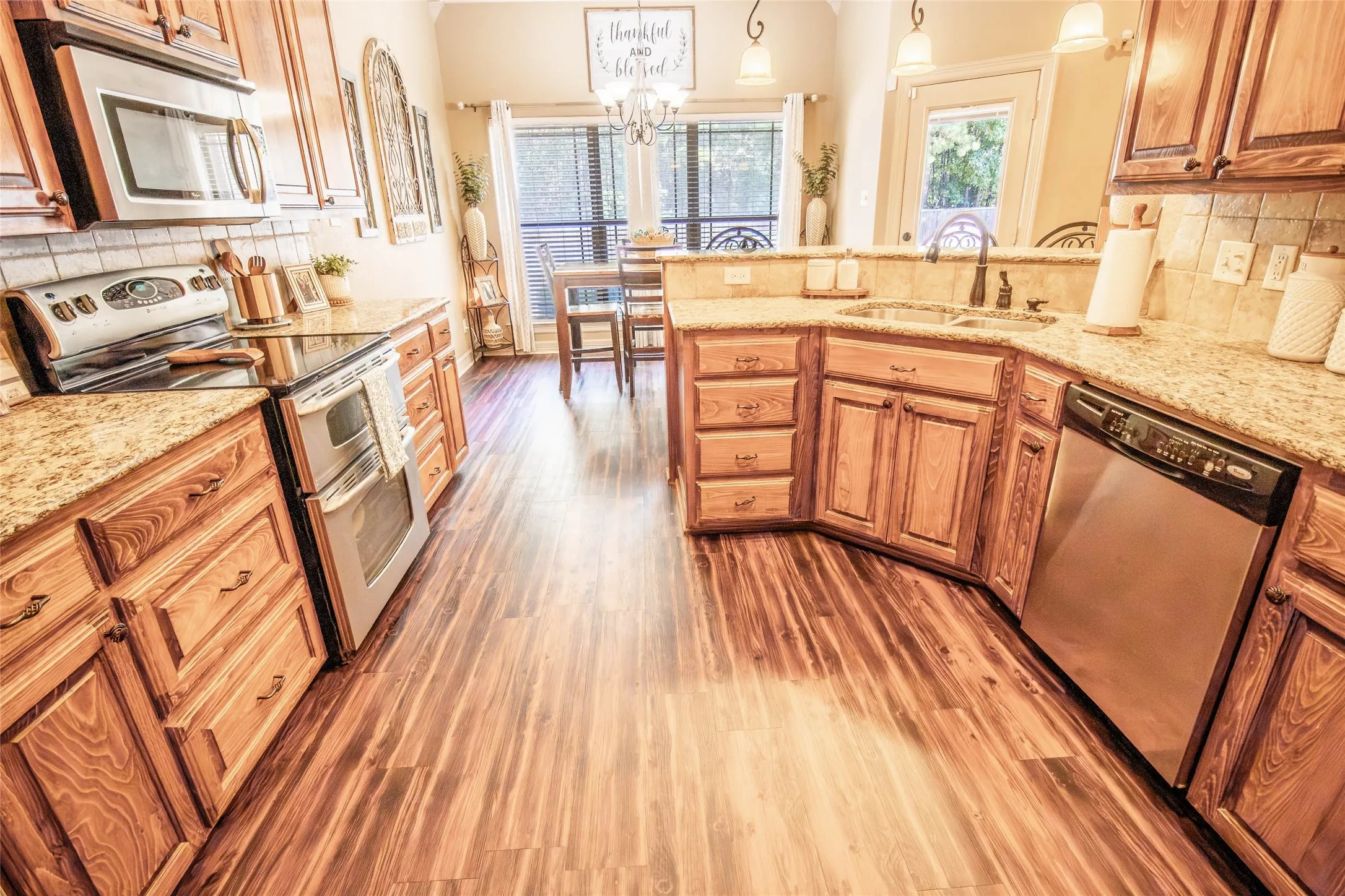 Single Family Residence For Sale in Harrison County , 135 Pond Drive, Marshall, Texas 75672, 3 Bedroom, 3 Bathroom, 2 Garage spaces, 1,862 Sqft, built in 2010, mls#21376887, Real Estate Agent in Marshall, Homes For Sale in Harrison county, Homes For Sale in Marshall, Realtor in Marshall Texas, Real Estate Brokerage Independent Realty Texas, Luminita Cordes Realtor