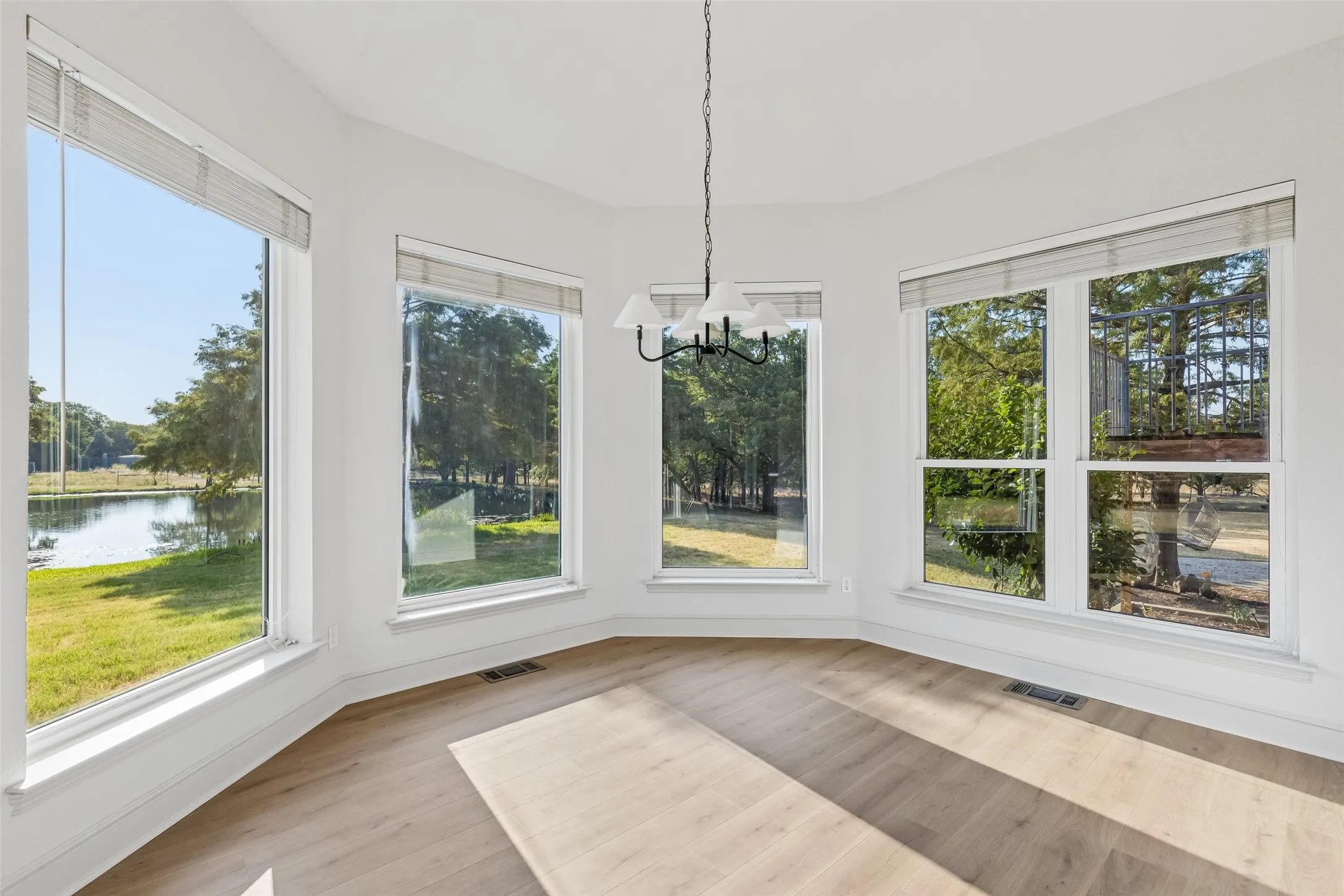 Single Family Residence For Sale in Denton County , 1155 Point Vista Road, Hickory Creek, Texas 75065, 3 Bedroom, 3 Bathroom, 3 Garage spaces, 2,979 Sqft, built in 1995, mls#21333248, Real Estate Agent in Hickory Creek, Homes For Sale in Denton county, Homes For Sale in Hickory Creek, Realtor in Hickory Creek Texas, Real Estate Brokerage Independent Realty Texas, Luminita Cordes Realtor