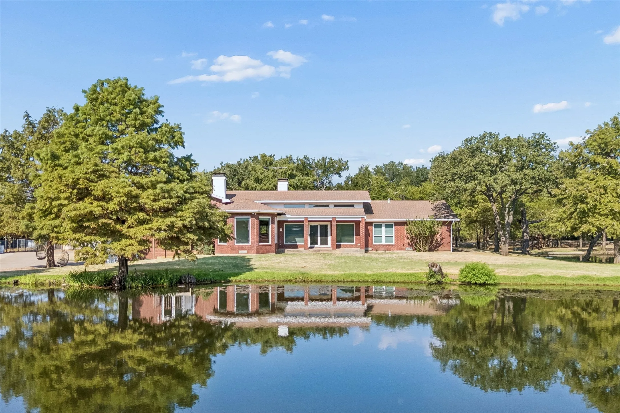 Single Family Residence For Sale in Denton County , 1155 Point Vista Road, Hickory Creek, Texas 75065, 3 Bedroom, 3 Bathroom, 3 Garage spaces, 2,979 Sqft, built in 1995, mls#21333248, Real Estate Agent in Hickory Creek, Homes For Sale in Denton county, Homes For Sale in Hickory Creek, Realtor in Hickory Creek Texas, Real Estate Brokerage Independent Realty Texas, Luminita Cordes Realtor