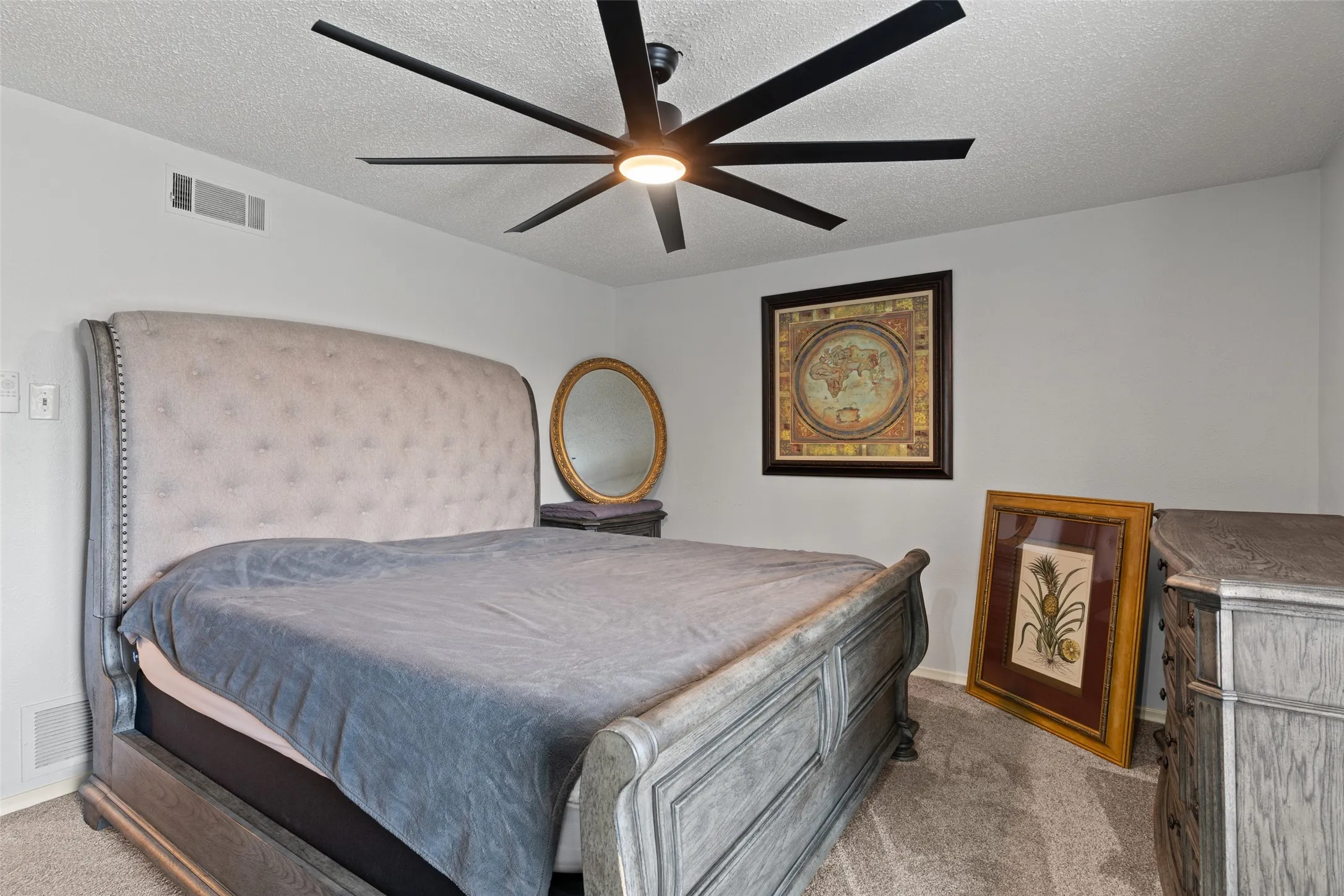 Ceiling-mounted fan with integrated lighting