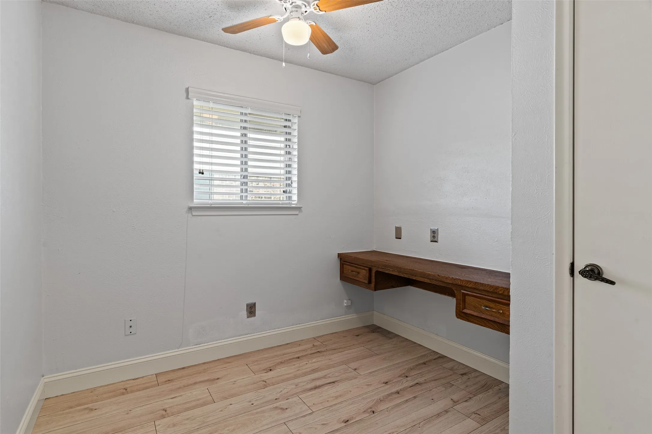 Single Family Residence For Sale in Dallas County , 709 Royal Oaks Drive, Garland, Texas 75040, 4 Bedroom, 2 Bathroom, 2 Garage spaces, 2,102 Sqft, built in 1973, mls#21379786, Real Estate Agent in Garland, Homes For Sale in Dallas county, Homes For Sale in Garland, Realtor in Garland Texas, Real Estate Brokerage Independent Realty Texas, Luminita Cordes Realtor
