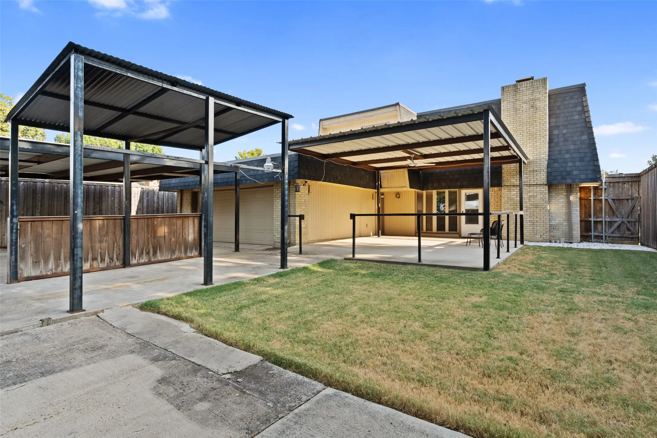 Single Family Residence For Sale in Dallas County , 709 Royal Oaks Drive, Garland, Texas 75040, 4 Bedroom, 2 Bathroom, 2 Garage spaces, 2,102 Sqft, built in 1973, mls#21379786, Real Estate Agent in Garland, Homes For Sale in Dallas county, Homes For Sale in Garland, Realtor in Garland Texas, Real Estate Brokerage Independent Realty Texas, Luminita Cordes Realtor