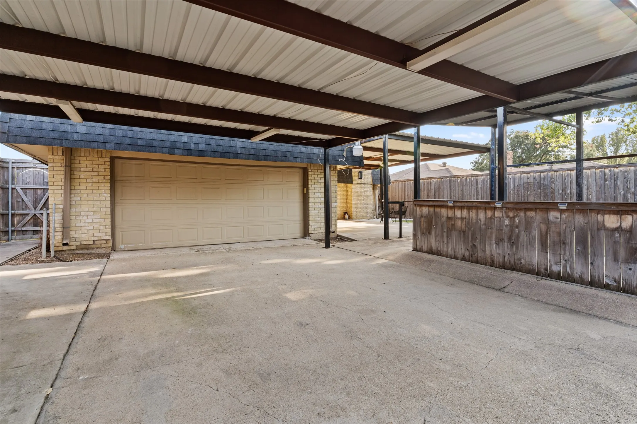 Single Family Residence For Sale in Dallas County , 709 Royal Oaks Drive, Garland, Texas 75040, 4 Bedroom, 2 Bathroom, 2 Garage spaces, 2,102 Sqft, built in 1973, mls#21379786, Real Estate Agent in Garland, Homes For Sale in Dallas county, Homes For Sale in Garland, Realtor in Garland Texas, Real Estate Brokerage Independent Realty Texas, Luminita Cordes Realtor