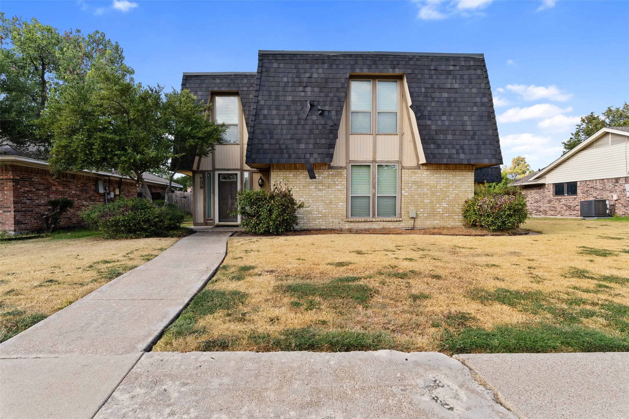 Single Family Residence For Sale in Dallas County , 709 Royal Oaks Drive, Garland, Texas 75040, 4 Bedroom, 2 Bathroom, 2 Garage spaces, 2,102 Sqft, built in 1973, mls#21379786, Real Estate Agent in Garland, Homes For Sale in Dallas county, Homes For Sale in Garland, Realtor in Garland Texas, Real Estate Brokerage Independent Realty Texas, Luminita Cordes Realtor