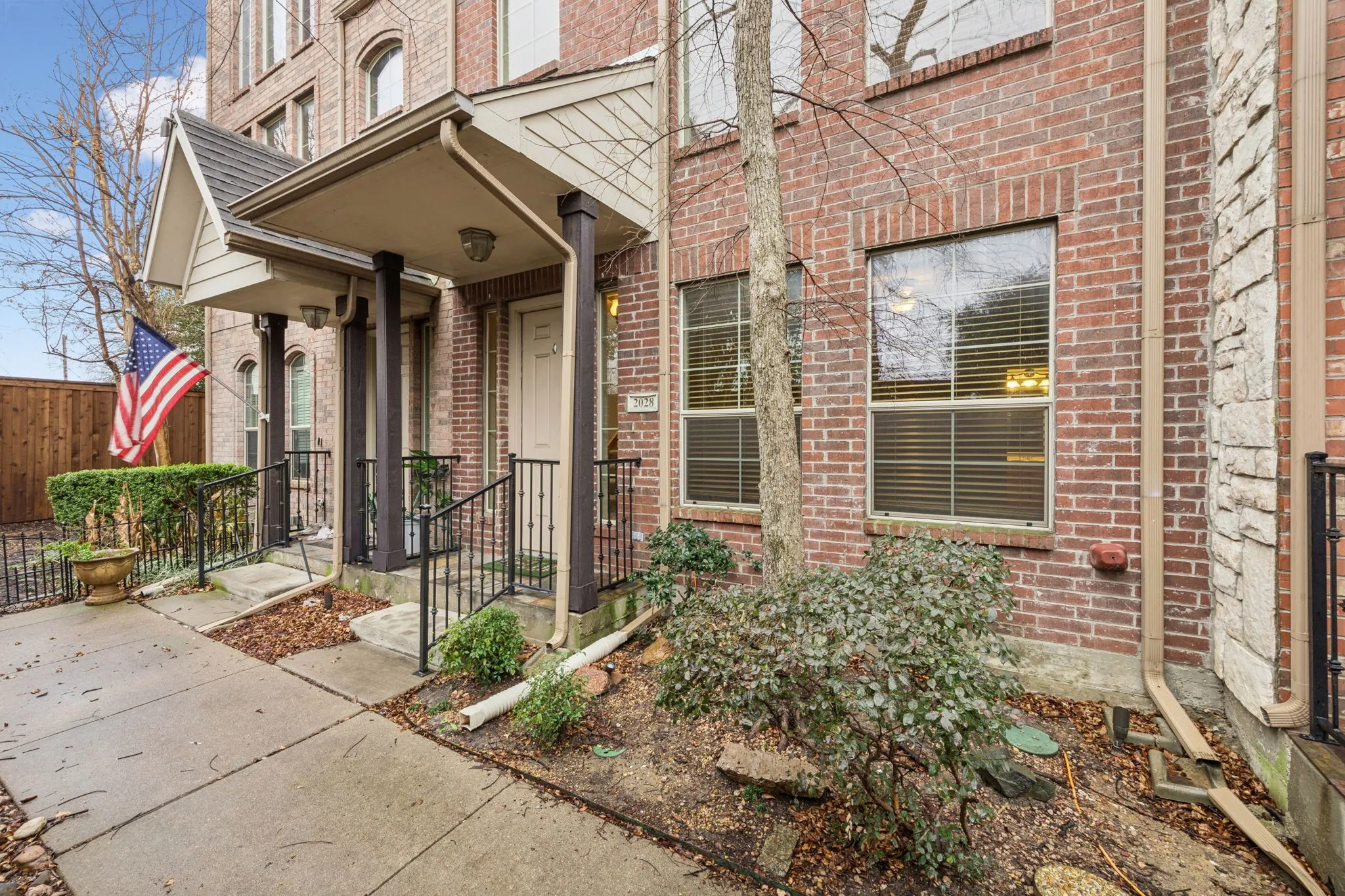 Townhouse For Rent in Dallas County , 2028 N Haskell Avenue, Dallas, Texas 75204, 2 Bedroom, 3 Bathroom, 2 Garage spaces, 1,760 Sqft, built in 2002, mls#21379145, Real Estate Agent in Dallas, Homes For Rent in Dallas county, Homes For Rent in Dallas, Realtor in Dallas Texas, Real Estate Brokerage Independent Realty Texas, Luminita Cordes Realtor