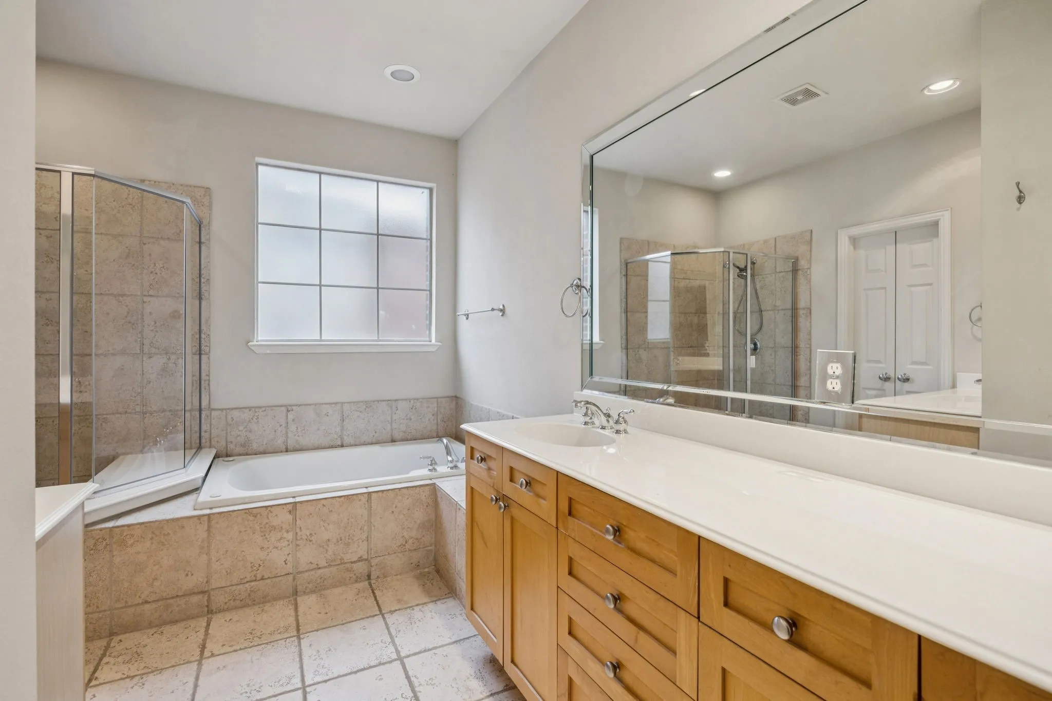 Townhouse For Rent in Dallas County , 2028 N Haskell Avenue, Dallas, Texas 75204, 2 Bedroom, 3 Bathroom, 2 Garage spaces, 1,760 Sqft, built in 2002, mls#21379145, Real Estate Agent in Dallas, Homes For Rent in Dallas county, Homes For Rent in Dallas, Realtor in Dallas Texas, Real Estate Brokerage Independent Realty Texas, Luminita Cordes Realtor