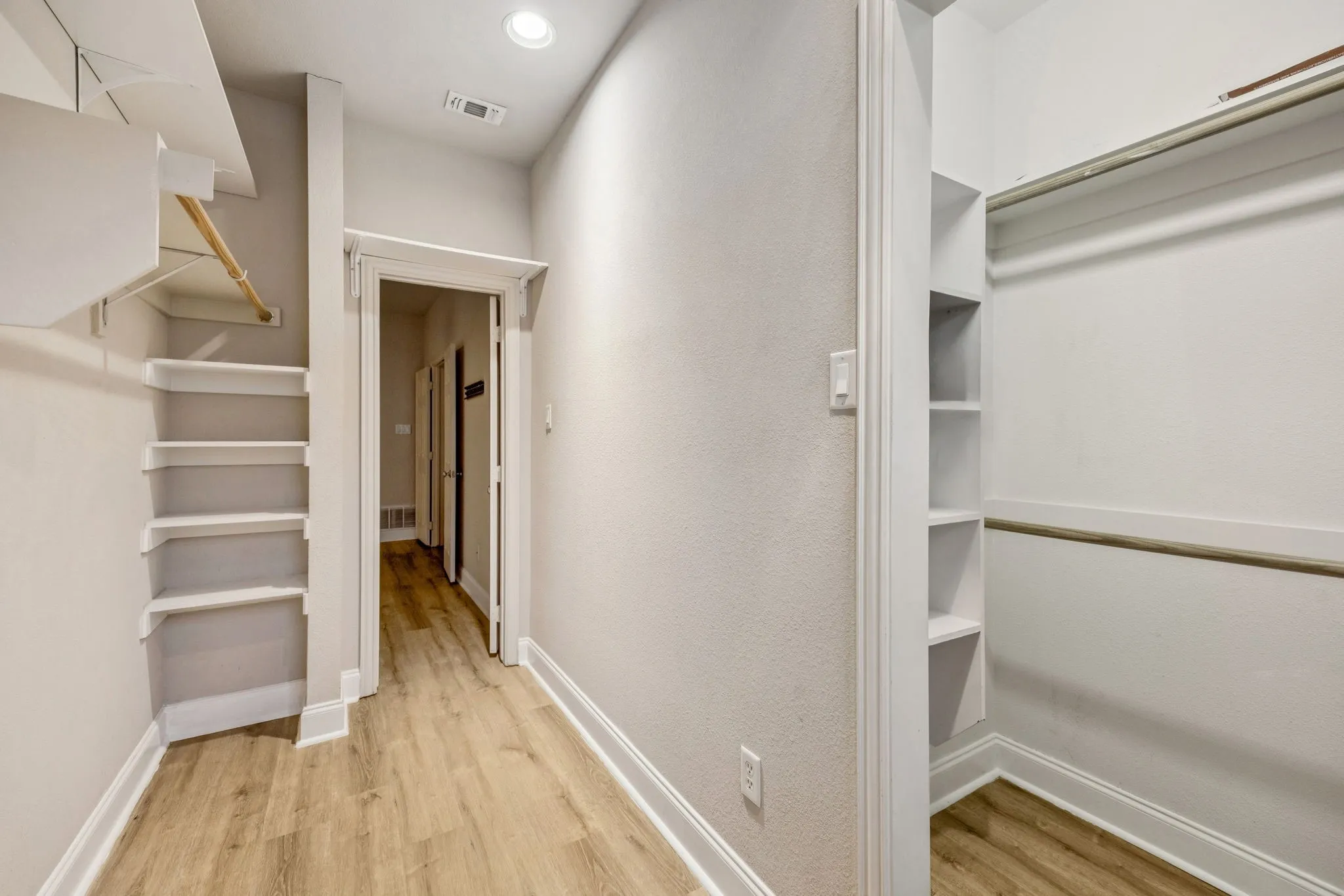 Townhouse For Rent in Dallas County , 2028 N Haskell Avenue, Dallas, Texas 75204, 2 Bedroom, 3 Bathroom, 2 Garage spaces, 1,760 Sqft, built in 2002, mls#21379145, Real Estate Agent in Dallas, Homes For Rent in Dallas county, Homes For Rent in Dallas, Realtor in Dallas Texas, Real Estate Brokerage Independent Realty Texas, Luminita Cordes Realtor