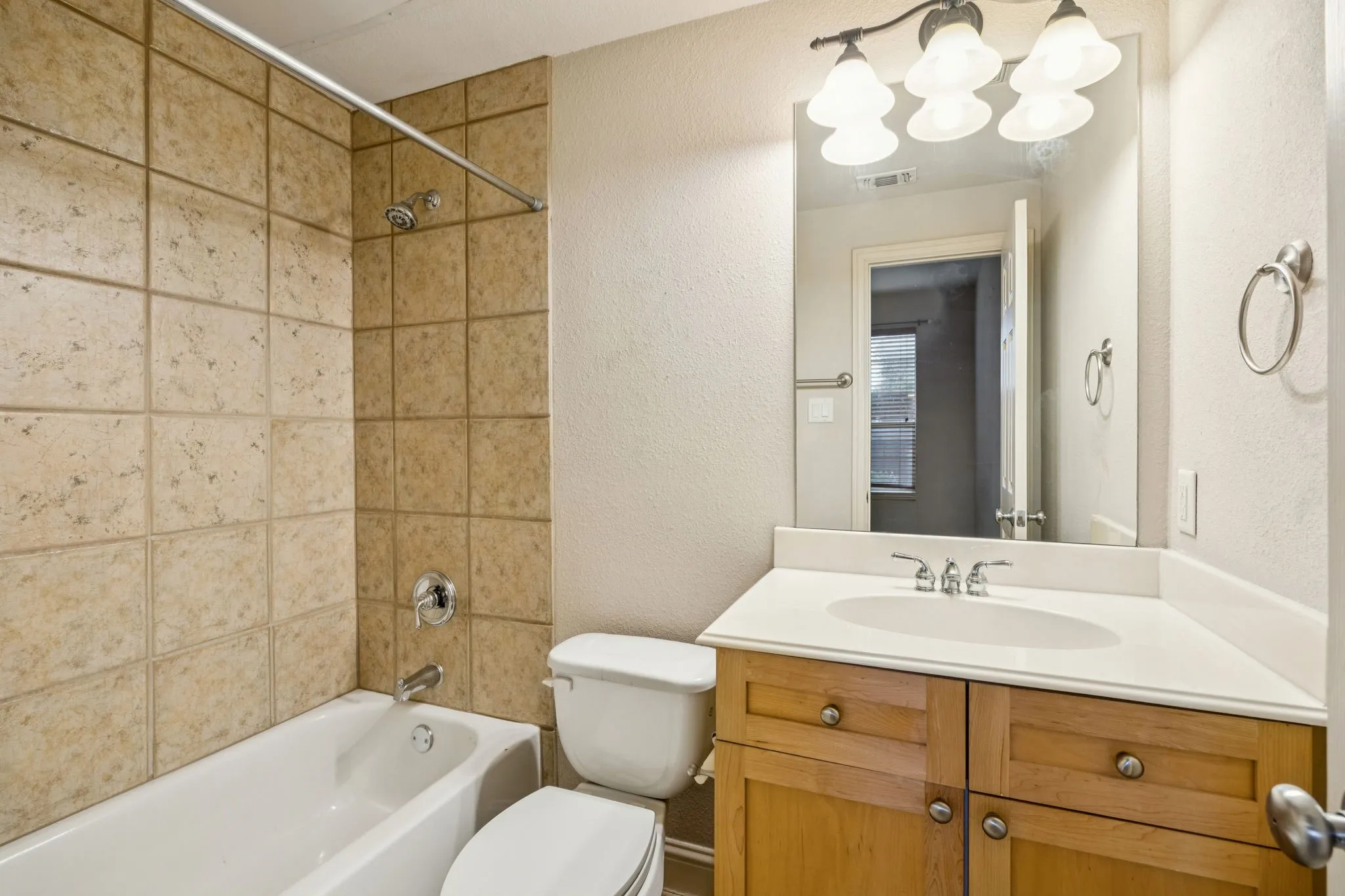 Townhouse For Rent in Dallas County , 2028 N Haskell Avenue, Dallas, Texas 75204, 2 Bedroom, 3 Bathroom, 2 Garage spaces, 1,760 Sqft, built in 2002, mls#21379145, Real Estate Agent in Dallas, Homes For Rent in Dallas county, Homes For Rent in Dallas, Realtor in Dallas Texas, Real Estate Brokerage Independent Realty Texas, Luminita Cordes Realtor