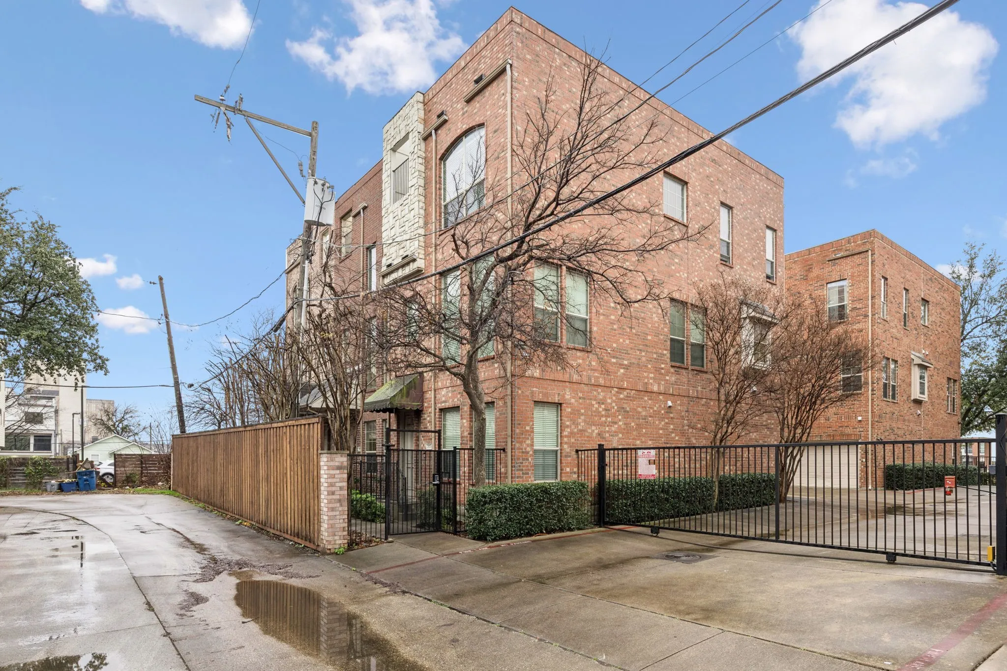 Townhouse For Rent in Dallas County , 2028 N Haskell Avenue, Dallas, Texas 75204, 2 Bedroom, 3 Bathroom, 2 Garage spaces, 1,760 Sqft, built in 2002, mls#21379145, Real Estate Agent in Dallas, Homes For Rent in Dallas county, Homes For Rent in Dallas, Realtor in Dallas Texas, Real Estate Brokerage Independent Realty Texas, Luminita Cordes Realtor