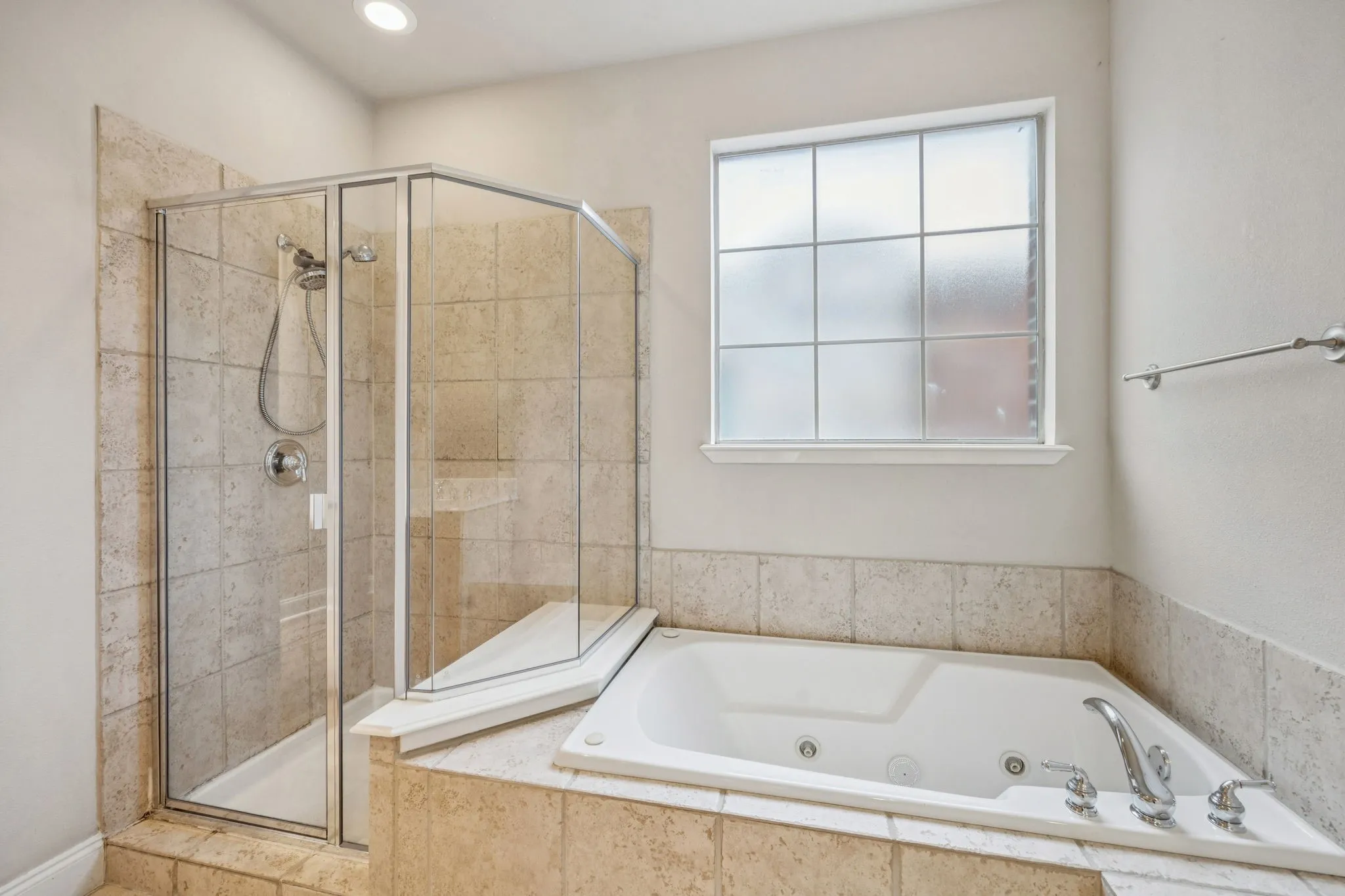 Townhouse For Rent in Dallas County , 2028 N Haskell Avenue, Dallas, Texas 75204, 2 Bedroom, 3 Bathroom, 2 Garage spaces, 1,760 Sqft, built in 2002, mls#21379145, Real Estate Agent in Dallas, Homes For Rent in Dallas county, Homes For Rent in Dallas, Realtor in Dallas Texas, Real Estate Brokerage Independent Realty Texas, Luminita Cordes Realtor