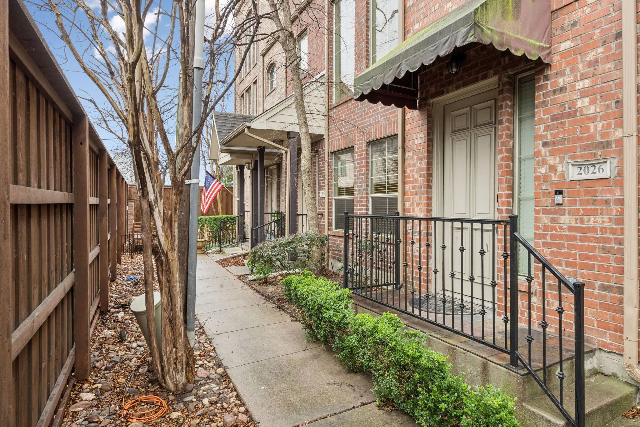 Townhouse For Rent in Dallas County , 2028 N Haskell Avenue, Dallas, Texas 75204, 2 Bedroom, 3 Bathroom, 2 Garage spaces, 1,760 Sqft, built in 2002, mls#21379145, Real Estate Agent in Dallas, Homes For Rent in Dallas county, Homes For Rent in Dallas, Realtor in Dallas Texas, Real Estate Brokerage Independent Realty Texas, Luminita Cordes Realtor