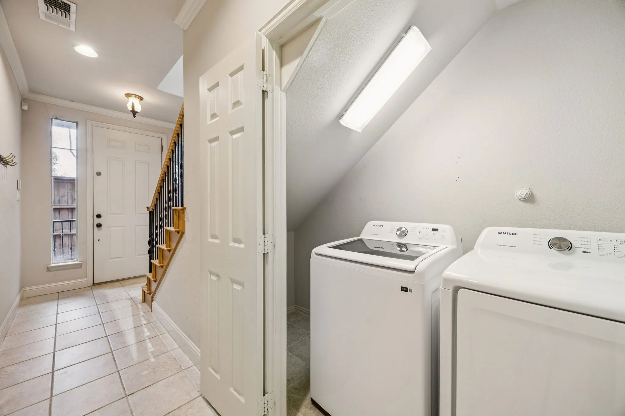 Townhouse For Rent in Dallas County , 2028 N Haskell Avenue, Dallas, Texas 75204, 2 Bedroom, 3 Bathroom, 2 Garage spaces, 1,760 Sqft, built in 2002, mls#21379145, Real Estate Agent in Dallas, Homes For Rent in Dallas county, Homes For Rent in Dallas, Realtor in Dallas Texas, Real Estate Brokerage Independent Realty Texas, Luminita Cordes Realtor