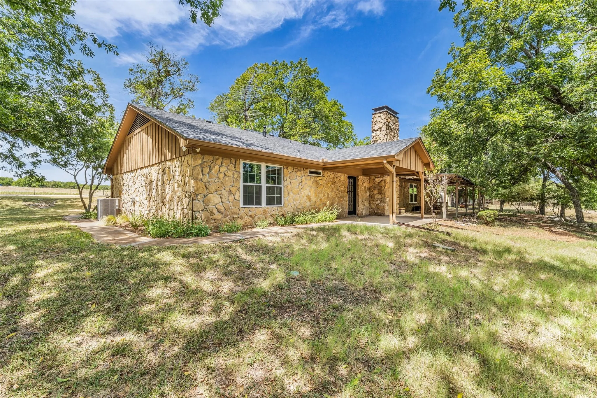 Single Family Residence For Sale in Bosque County , 190 County Road 3198, Valley Mills, Texas 76689, 4 Bedroom, 2 Bathroom, Garage spaces, 2,788 Sqft, built in 1980, mls#21379235, Real Estate Agent in Valley Mills, Homes For Sale in Bosque county, Homes For Sale in Valley Mills, Realtor in Valley Mills Texas, Real Estate Brokerage Independent Realty Texas, Luminita Cordes Realtor