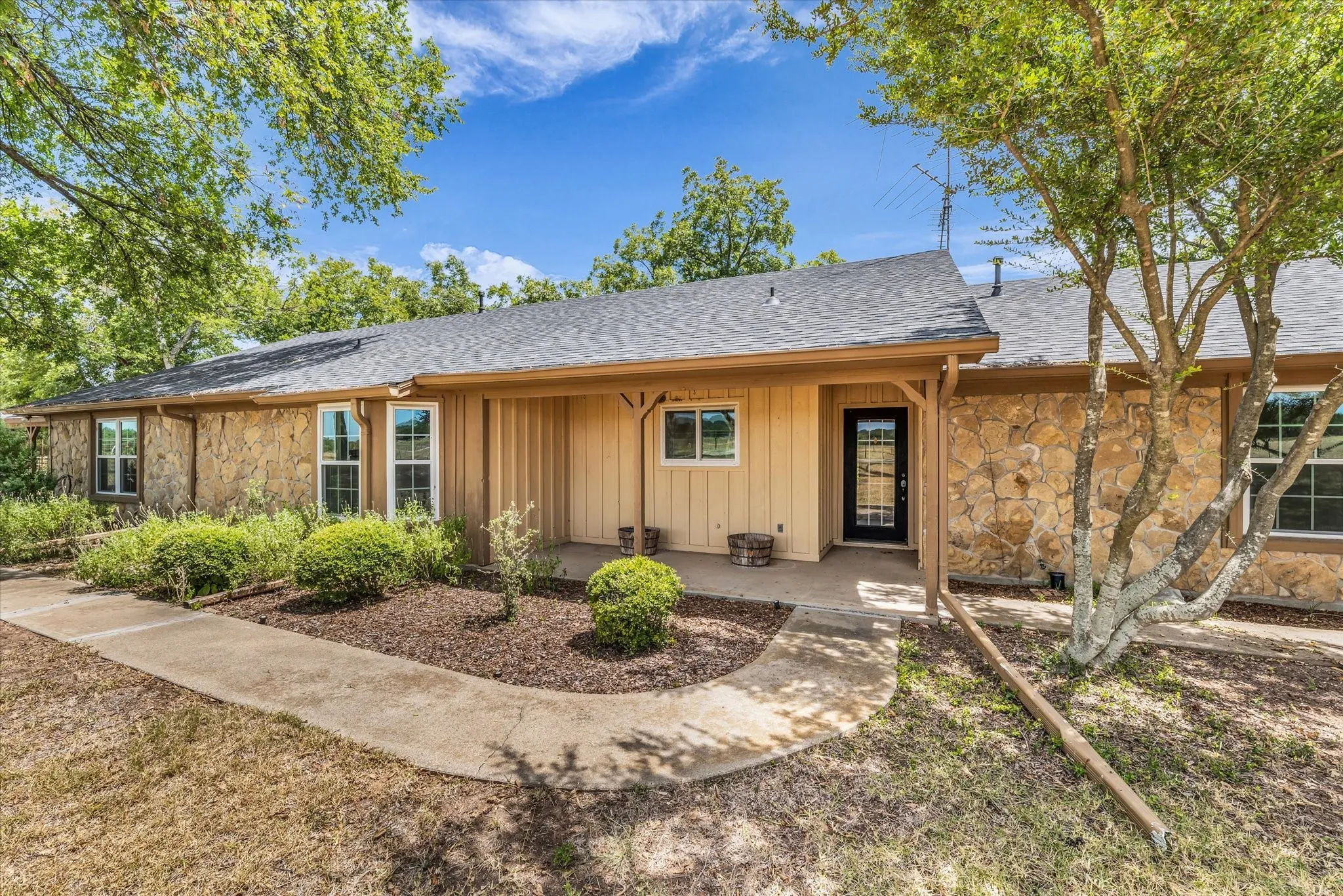 Single Family Residence For Sale in Bosque County , 190 County Road 3198, Valley Mills, Texas 76689, 4 Bedroom, 2 Bathroom, Garage spaces, 2,788 Sqft, built in 1980, mls#21379235, Real Estate Agent in Valley Mills, Homes For Sale in Bosque county, Homes For Sale in Valley Mills, Realtor in Valley Mills Texas, Real Estate Brokerage Independent Realty Texas, Luminita Cordes Realtor