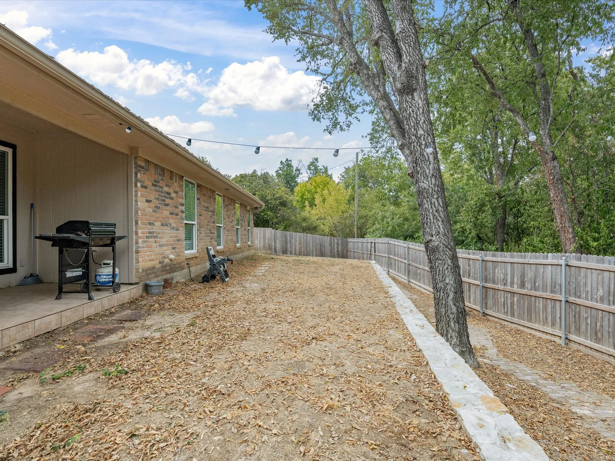Single Family Residence For Sale in Tarrant County , 1701 Queen Street, Fort Worth, Texas 76103, 2 Bedroom, 2 Bathroom, 2 Garage spaces, 1,289 Sqft, built in 1984, mls#21375733, Real Estate Agent in Fort Worth, Homes For Sale in Tarrant county, Homes For Sale in Fort Worth, Realtor in Fort Worth Texas, Real Estate Brokerage Independent Realty Texas, Luminita Cordes Realtor