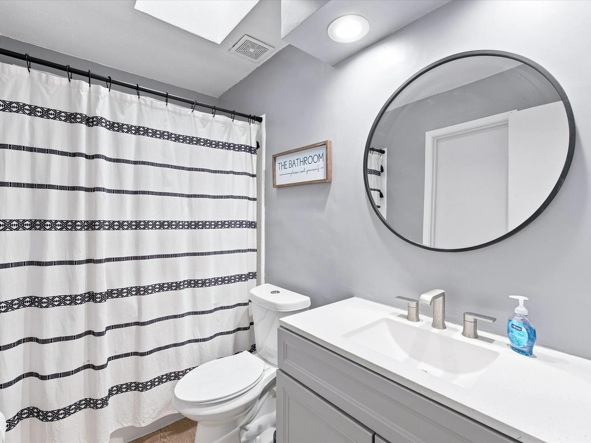 Single Family Residence For Sale in Tarrant County , 1701 Queen Street, Fort Worth, Texas 76103, 2 Bedroom, 2 Bathroom, 2 Garage spaces, 1,289 Sqft, built in 1984, mls#21375733, Real Estate Agent in Fort Worth, Homes For Sale in Tarrant county, Homes For Sale in Fort Worth, Realtor in Fort Worth Texas, Real Estate Brokerage Independent Realty Texas, Luminita Cordes Realtor