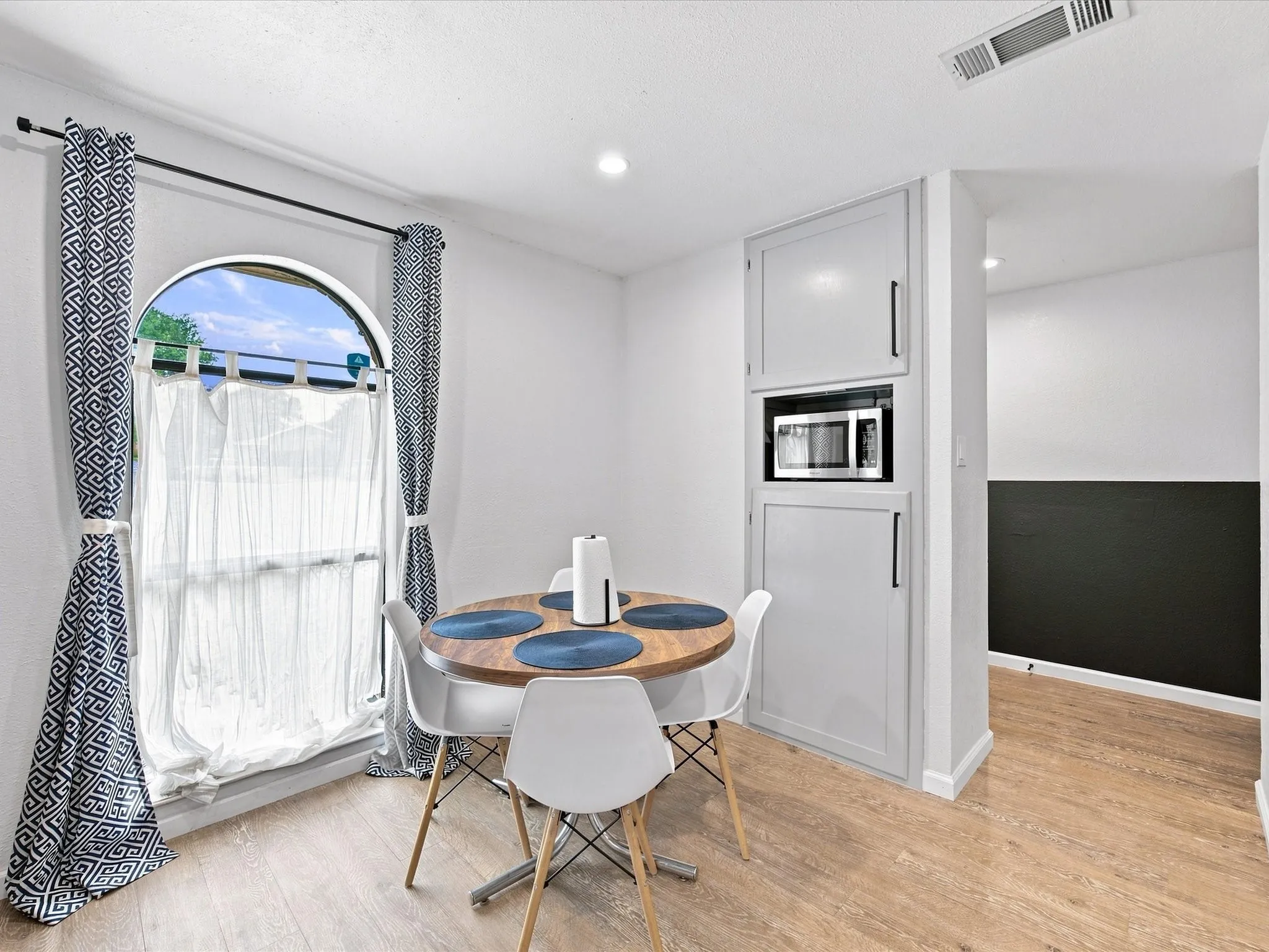 Single Family Residence For Sale in Tarrant County , 1701 Queen Street, Fort Worth, Texas 76103, 2 Bedroom, 2 Bathroom, 2 Garage spaces, 1,289 Sqft, built in 1984, mls#21375733, Real Estate Agent in Fort Worth, Homes For Sale in Tarrant county, Homes For Sale in Fort Worth, Realtor in Fort Worth Texas, Real Estate Brokerage Independent Realty Texas, Luminita Cordes Realtor