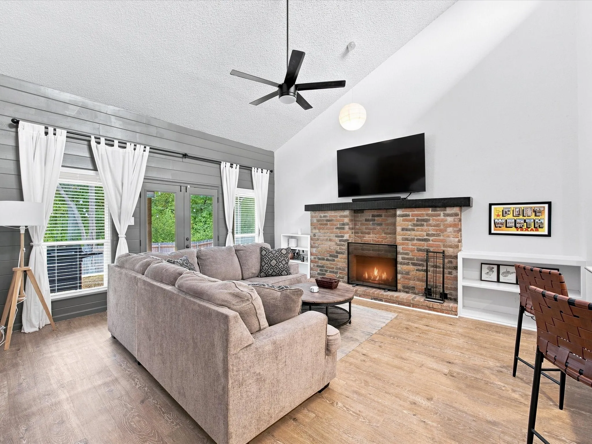 Single Family Residence For Sale in Tarrant County , 1701 Queen Street, Fort Worth, Texas 76103, 2 Bedroom, 2 Bathroom, 2 Garage spaces, 1,289 Sqft, built in 1984, mls#21375733, Real Estate Agent in Fort Worth, Homes For Sale in Tarrant county, Homes For Sale in Fort Worth, Realtor in Fort Worth Texas, Real Estate Brokerage Independent Realty Texas, Luminita Cordes Realtor