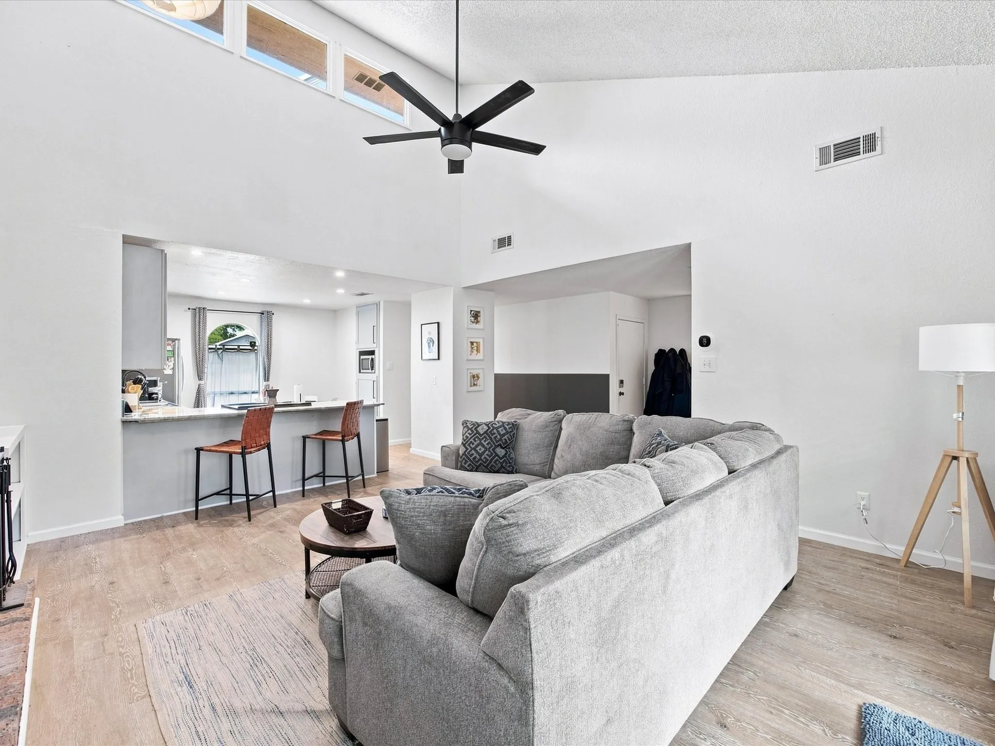 Single Family Residence For Sale in Tarrant County , 1701 Queen Street, Fort Worth, Texas 76103, 2 Bedroom, 2 Bathroom, 2 Garage spaces, 1,289 Sqft, built in 1984, mls#21375733, Real Estate Agent in Fort Worth, Homes For Sale in Tarrant county, Homes For Sale in Fort Worth, Realtor in Fort Worth Texas, Real Estate Brokerage Independent Realty Texas, Luminita Cordes Realtor