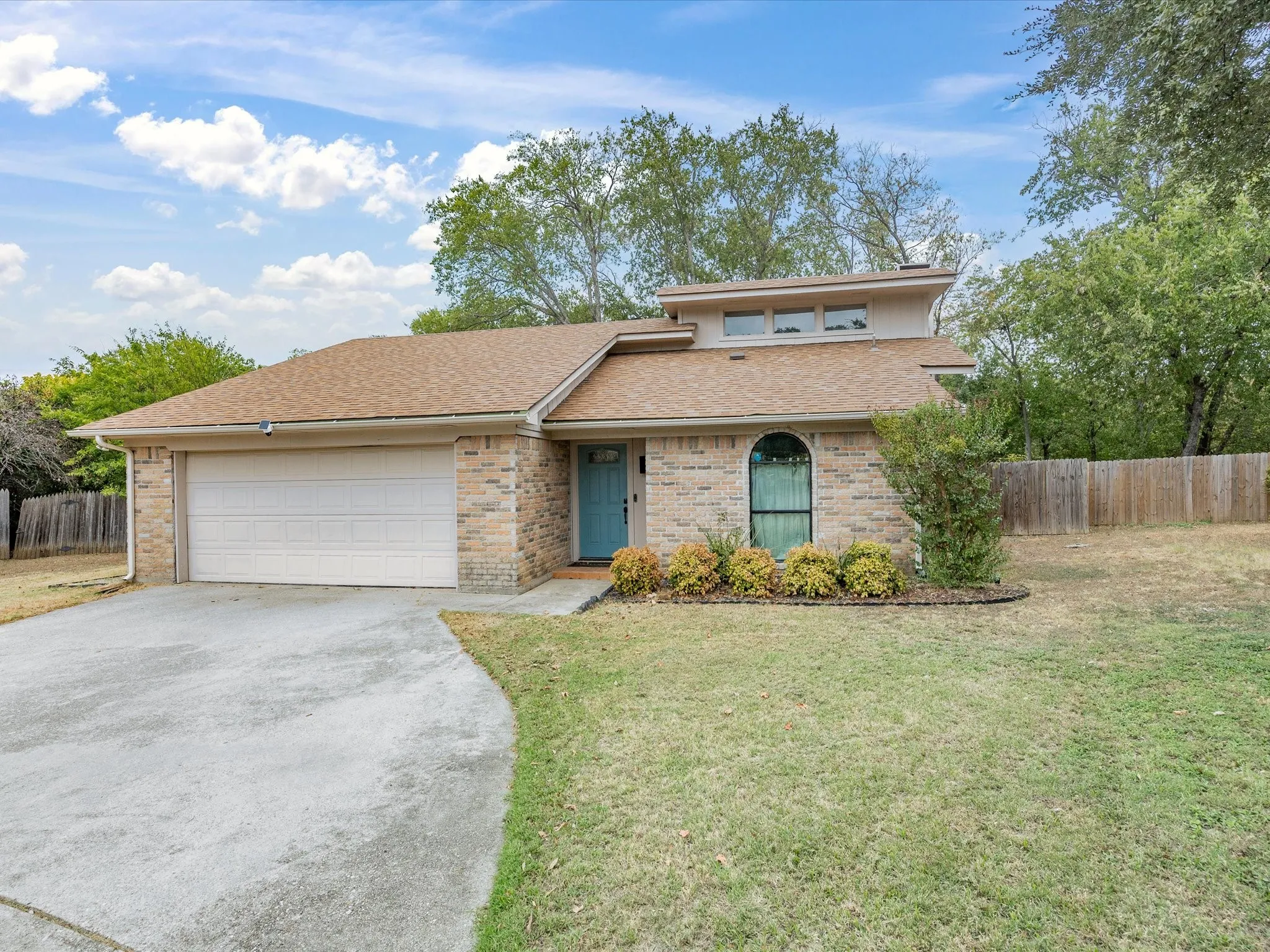 Single Family Residence For Sale in Tarrant County , 1701 Queen Street, Fort Worth, Texas 76103, 2 Bedroom, 2 Bathroom, 2 Garage spaces, 1,289 Sqft, built in 1984, mls#21375733, Real Estate Agent in Fort Worth, Homes For Sale in Tarrant county, Homes For Sale in Fort Worth, Realtor in Fort Worth Texas, Real Estate Brokerage Independent Realty Texas, Luminita Cordes Realtor