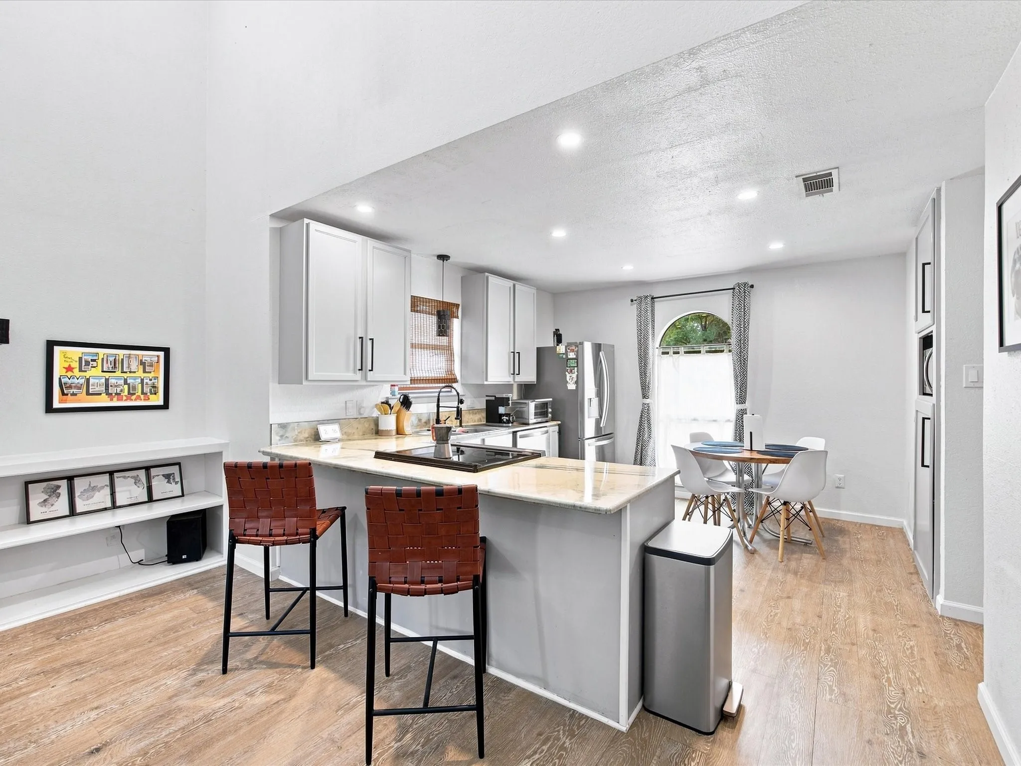 Single Family Residence For Sale in Tarrant County , 1701 Queen Street, Fort Worth, Texas 76103, 2 Bedroom, 2 Bathroom, 2 Garage spaces, 1,289 Sqft, built in 1984, mls#21375733, Real Estate Agent in Fort Worth, Homes For Sale in Tarrant county, Homes For Sale in Fort Worth, Realtor in Fort Worth Texas, Real Estate Brokerage Independent Realty Texas, Luminita Cordes Realtor