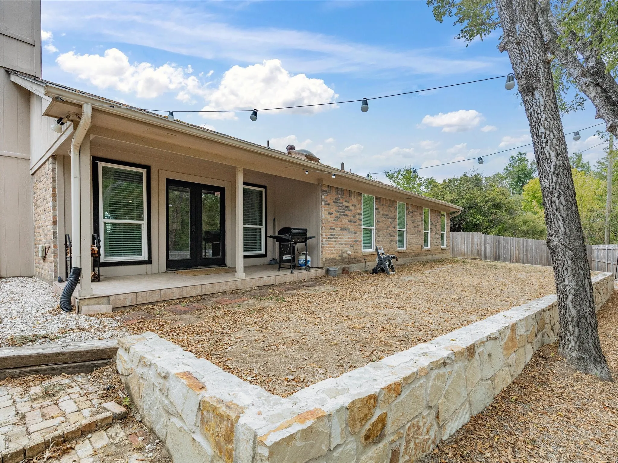 Single Family Residence For Sale in Tarrant County , 1701 Queen Street, Fort Worth, Texas 76103, 2 Bedroom, 2 Bathroom, 2 Garage spaces, 1,289 Sqft, built in 1984, mls#21375733, Real Estate Agent in Fort Worth, Homes For Sale in Tarrant county, Homes For Sale in Fort Worth, Realtor in Fort Worth Texas, Real Estate Brokerage Independent Realty Texas, Luminita Cordes Realtor