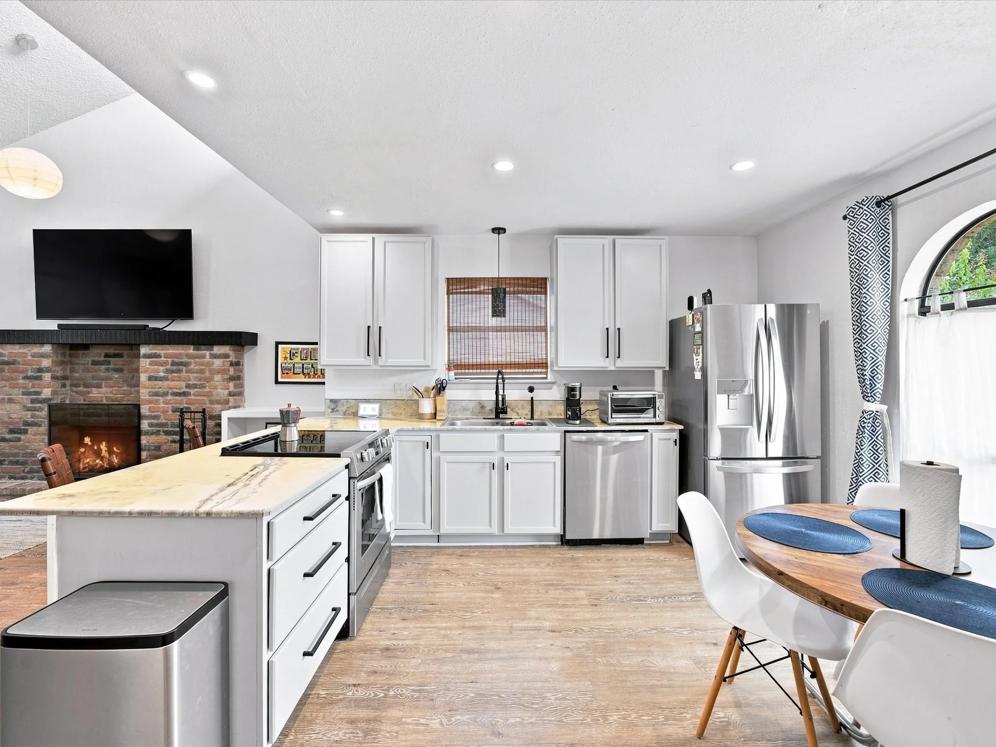Single Family Residence For Sale in Tarrant County , 1701 Queen Street, Fort Worth, Texas 76103, 2 Bedroom, 2 Bathroom, 2 Garage spaces, 1,289 Sqft, built in 1984, mls#21375733, Real Estate Agent in Fort Worth, Homes For Sale in Tarrant county, Homes For Sale in Fort Worth, Realtor in Fort Worth Texas, Real Estate Brokerage Independent Realty Texas, Luminita Cordes Realtor