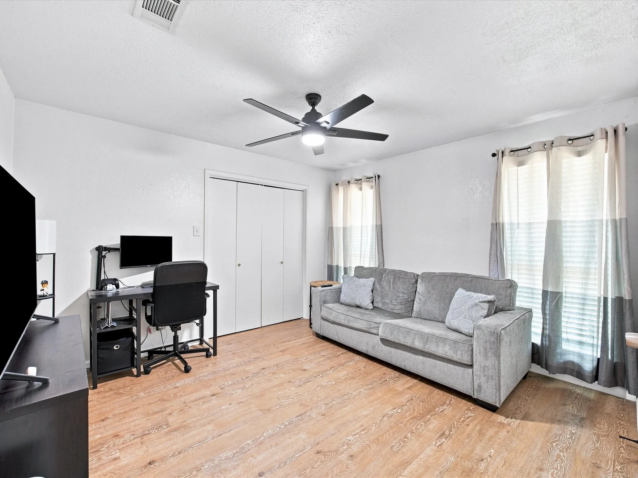 Single Family Residence For Sale in Tarrant County , 1701 Queen Street, Fort Worth, Texas 76103, 2 Bedroom, 2 Bathroom, 2 Garage spaces, 1,289 Sqft, built in 1984, mls#21375733, Real Estate Agent in Fort Worth, Homes For Sale in Tarrant county, Homes For Sale in Fort Worth, Realtor in Fort Worth Texas, Real Estate Brokerage Independent Realty Texas, Luminita Cordes Realtor