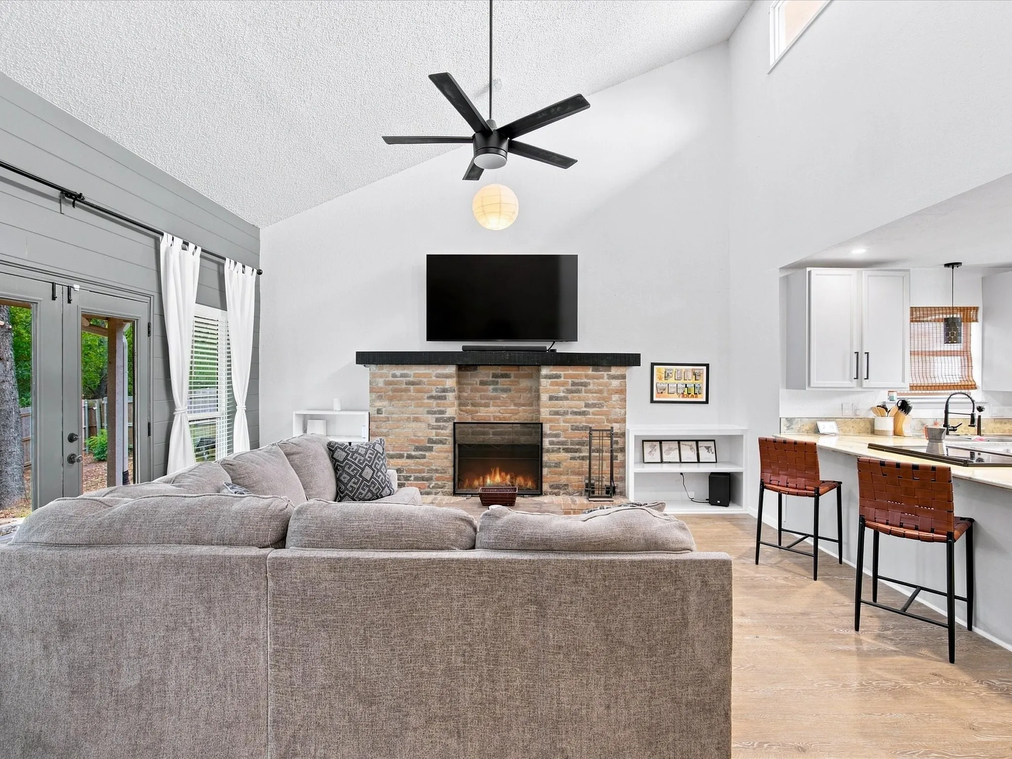 Single Family Residence For Sale in Tarrant County , 1701 Queen Street, Fort Worth, Texas 76103, 2 Bedroom, 2 Bathroom, 2 Garage spaces, 1,289 Sqft, built in 1984, mls#21375733, Real Estate Agent in Fort Worth, Homes For Sale in Tarrant county, Homes For Sale in Fort Worth, Realtor in Fort Worth Texas, Real Estate Brokerage Independent Realty Texas, Luminita Cordes Realtor