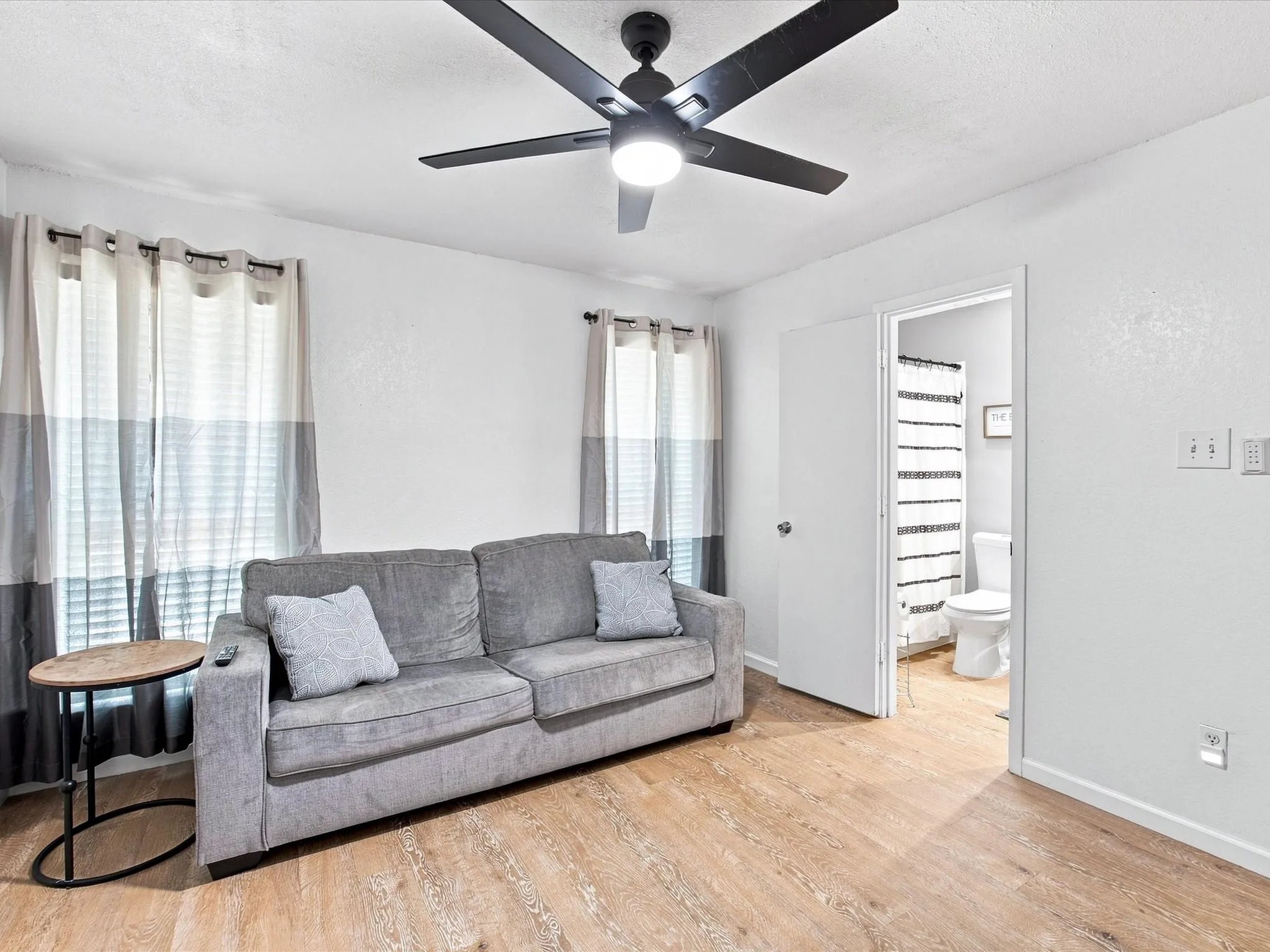 Single Family Residence For Sale in Tarrant County , 1701 Queen Street, Fort Worth, Texas 76103, 2 Bedroom, 2 Bathroom, 2 Garage spaces, 1,289 Sqft, built in 1984, mls#21375733, Real Estate Agent in Fort Worth, Homes For Sale in Tarrant county, Homes For Sale in Fort Worth, Realtor in Fort Worth Texas, Real Estate Brokerage Independent Realty Texas, Luminita Cordes Realtor