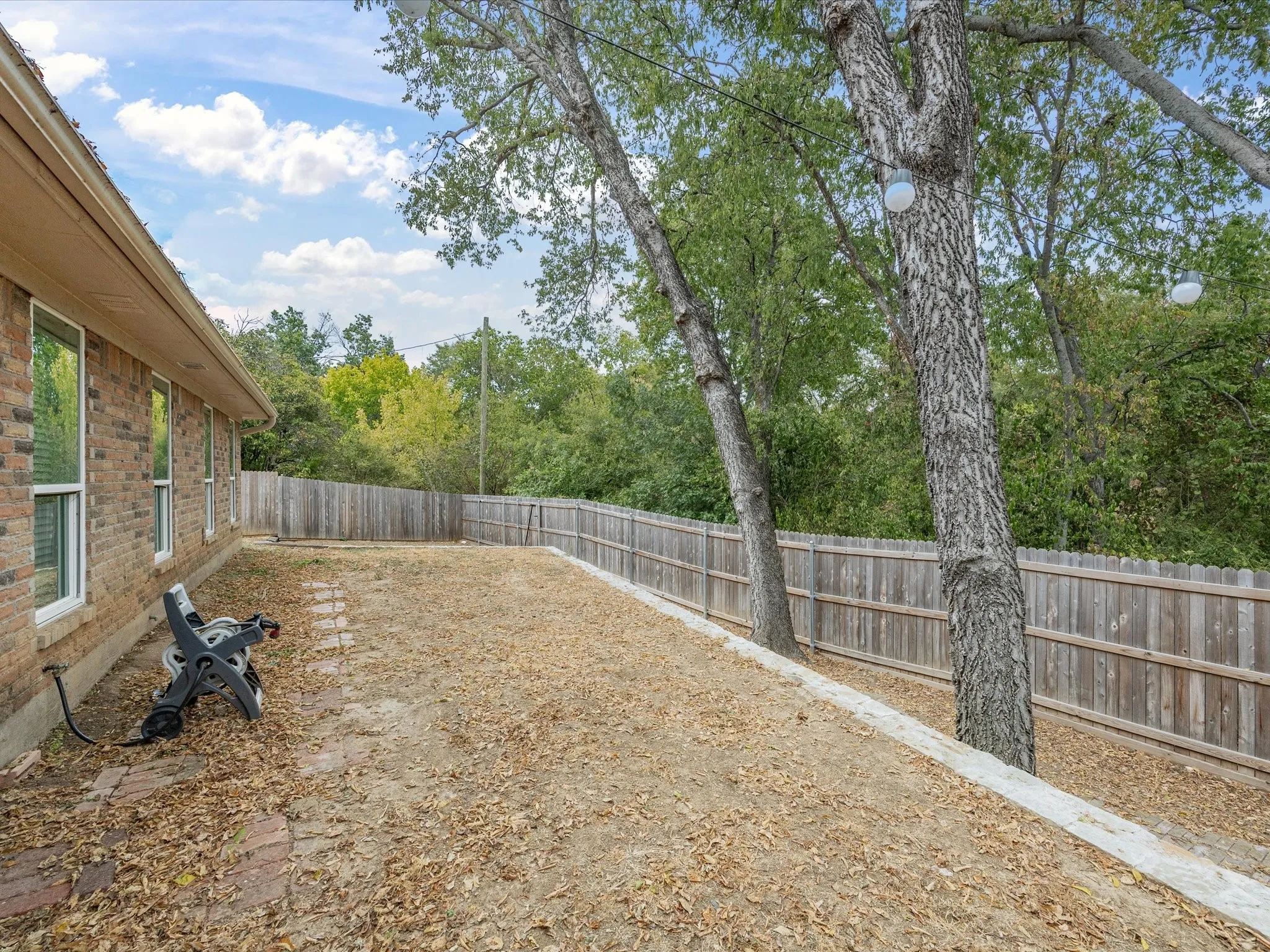 Single Family Residence For Sale in Tarrant County , 1701 Queen Street, Fort Worth, Texas 76103, 2 Bedroom, 2 Bathroom, 2 Garage spaces, 1,289 Sqft, built in 1984, mls#21375733, Real Estate Agent in Fort Worth, Homes For Sale in Tarrant county, Homes For Sale in Fort Worth, Realtor in Fort Worth Texas, Real Estate Brokerage Independent Realty Texas, Luminita Cordes Realtor